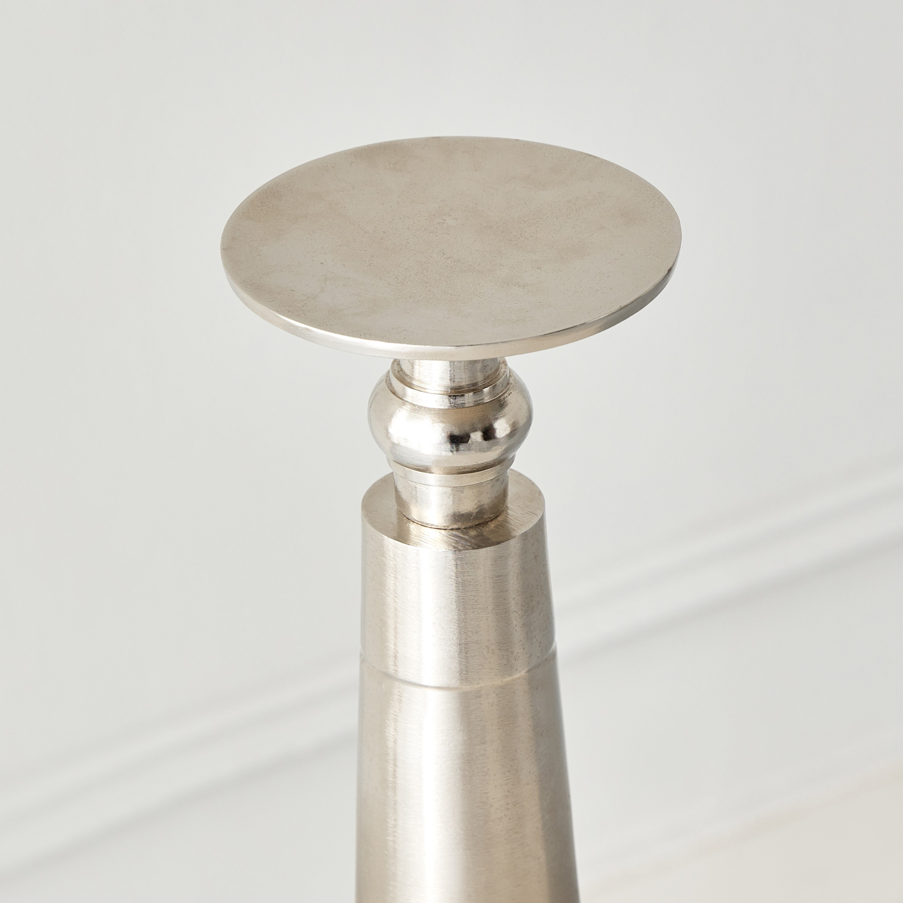 حامل شموع معدني عمودي بلونين من أوكتان - 10x10x29 سم-hbxlivingroom-decorandaccessories-candleholders-image-3