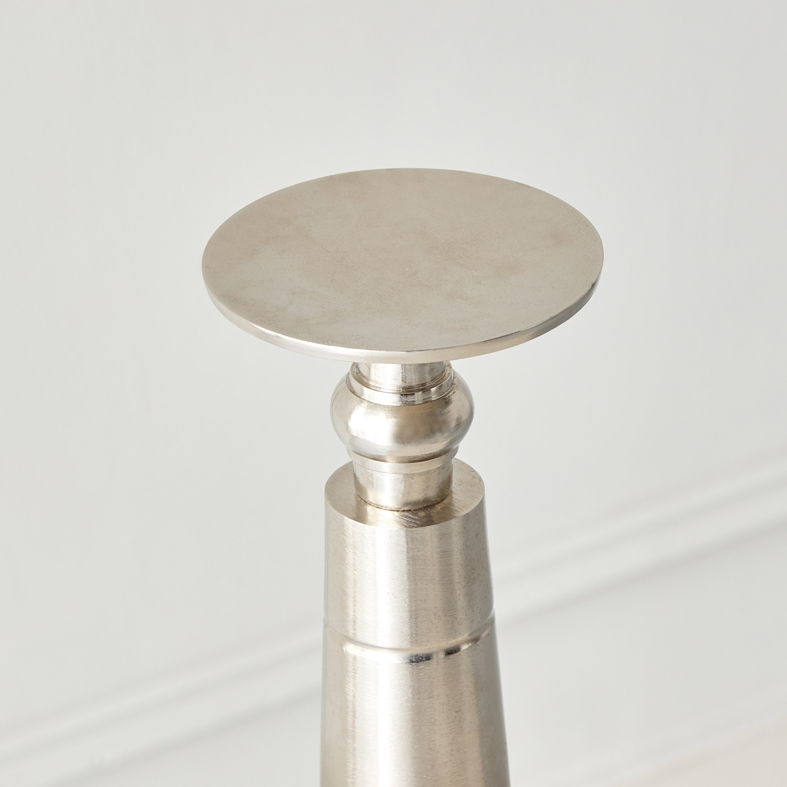 حامل شموع معدني عمودي بلونين من أوكتان - 10x10x34 سم-hbxlivingroom-decorandaccessories-candleholders-image-3