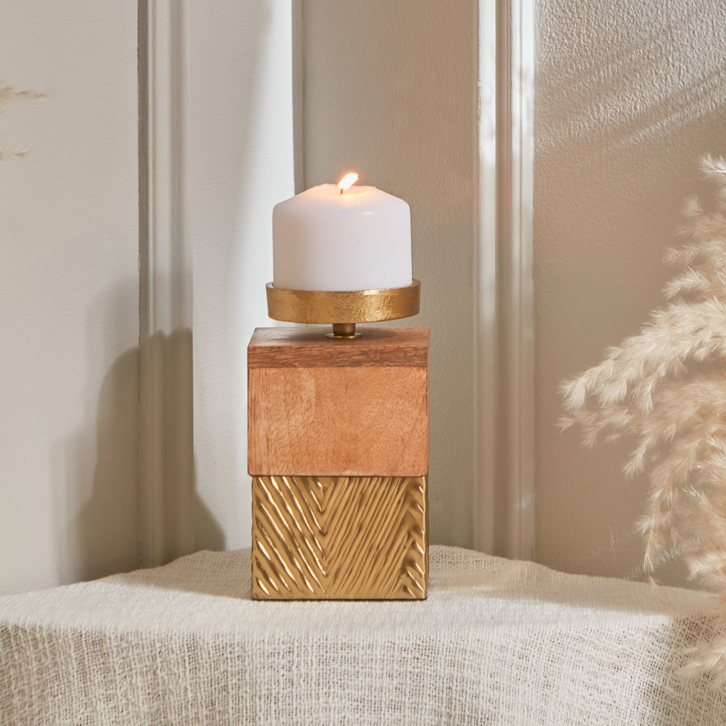 حامل شموع بدعامة خشب ومعدن من كليفتون - 10x10x18 سم-hbxlivingroom-decorandaccessories-candleholders-image-1