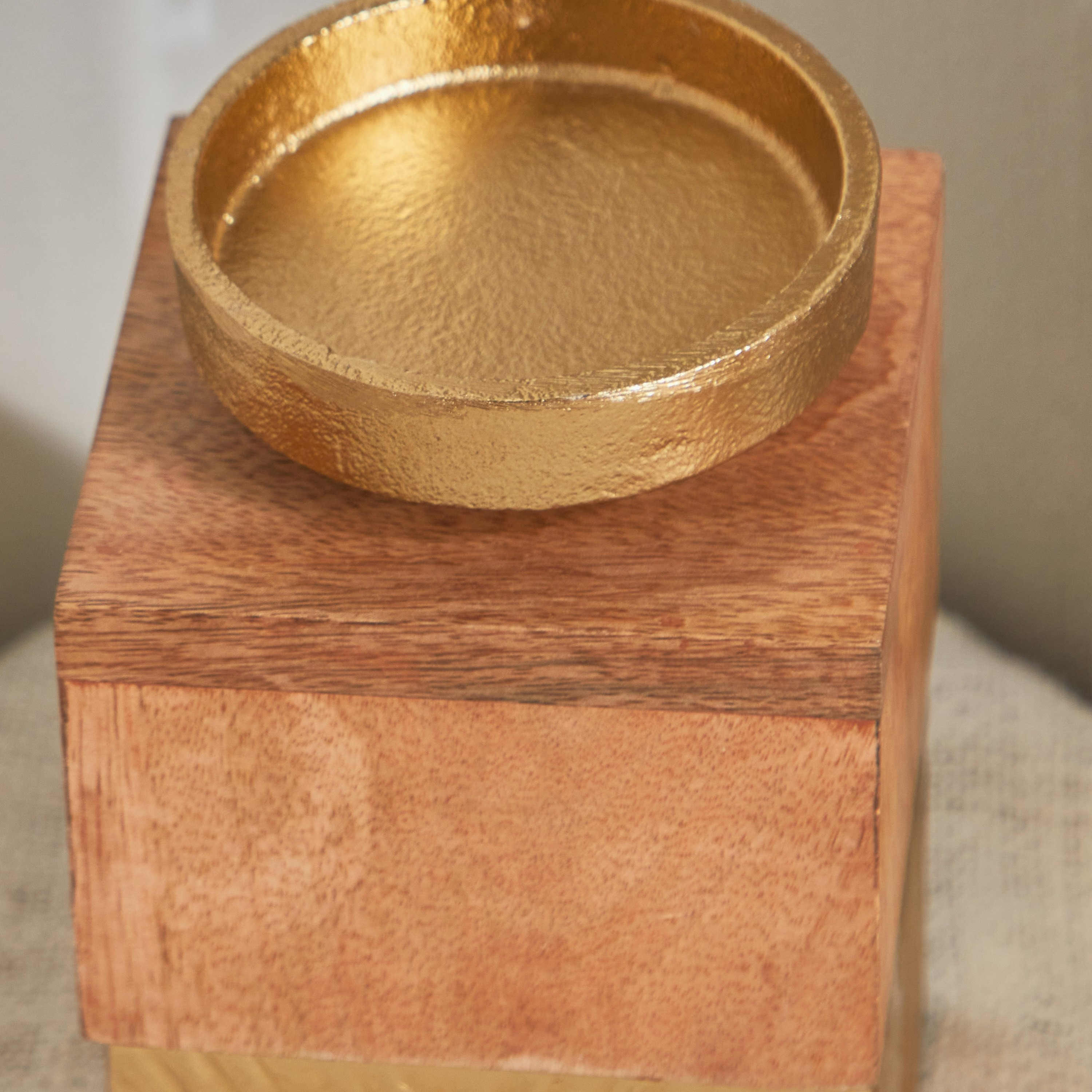 حامل شموع بدعامة خشب ومعدن من كليفتون - 10x10x18 سم-hbxlivingroom-decorandaccessories-candleholders-image-3