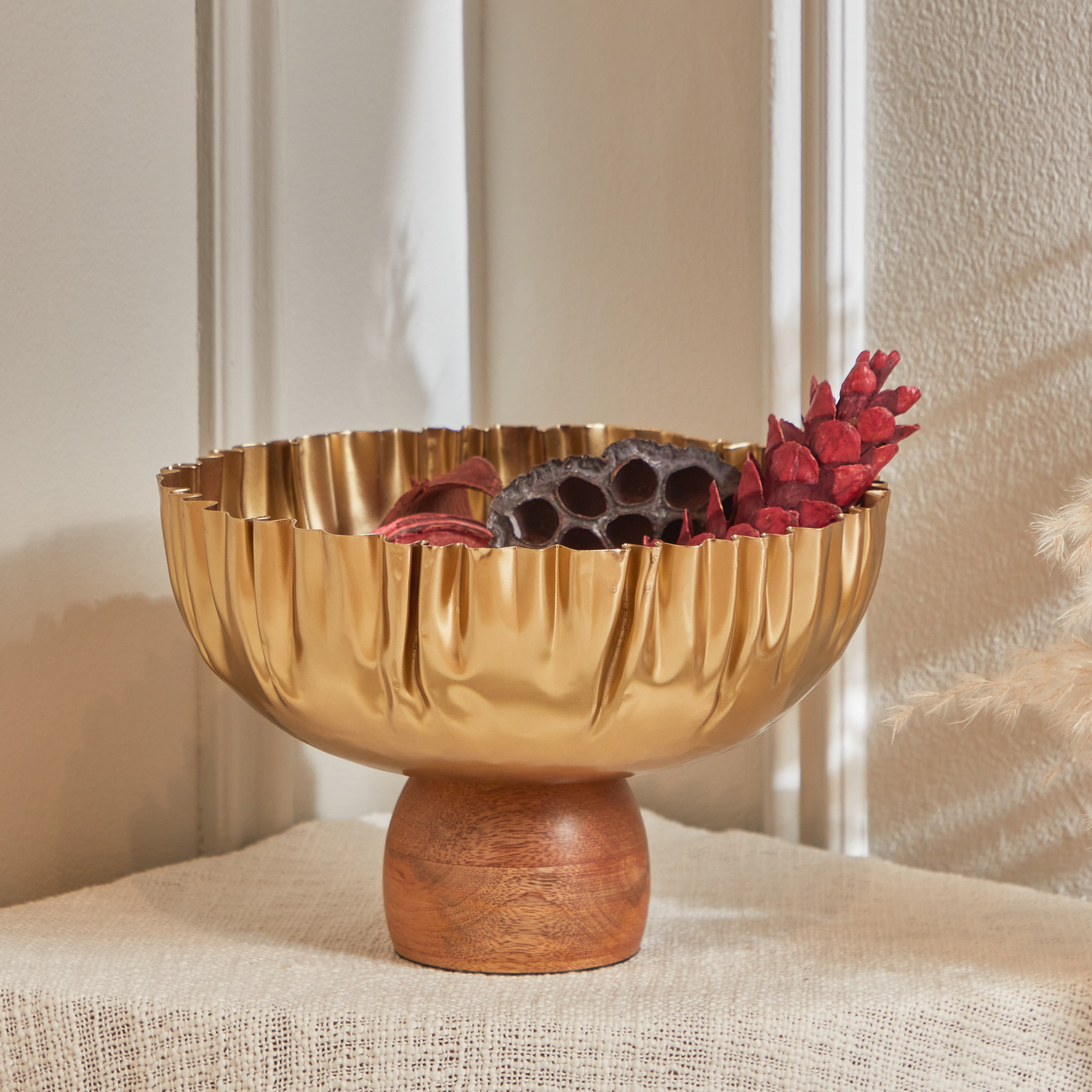 وعاء ديكور معدن بقاعدة خشبية من كليفتون- 24x24x16 سم-hbxdecorandfurnishings-homeaccessories-bowls-image-1