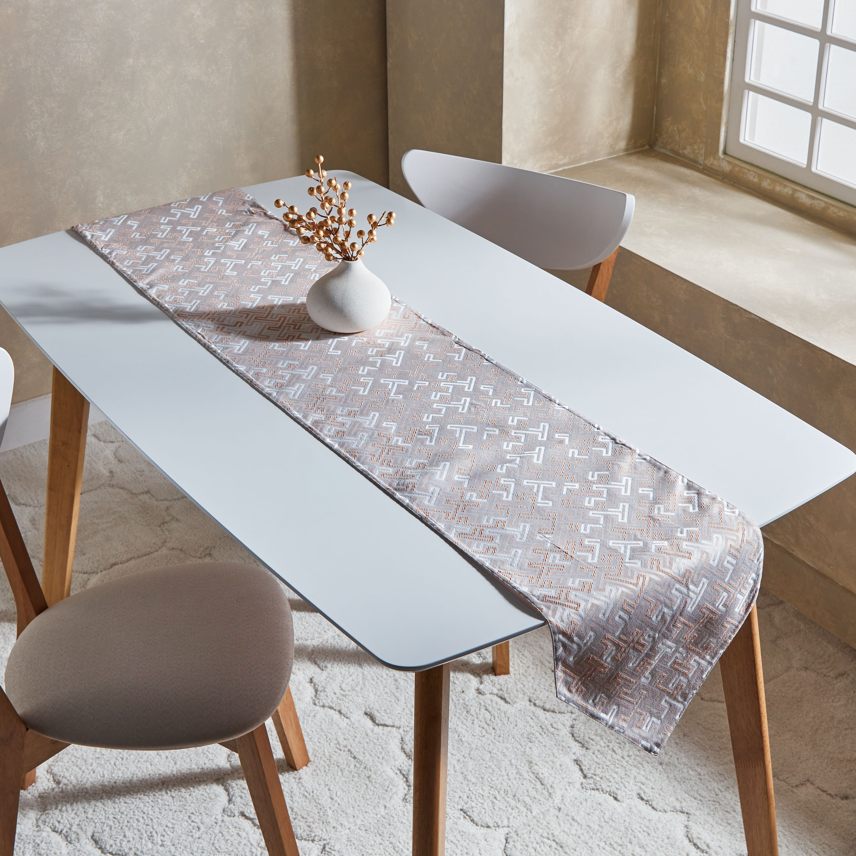 مفرش طاولة جاكار من مكنس - 33x180 سم-hbxdecorandfurnishings-homefurnishings-tablelinens-image-1