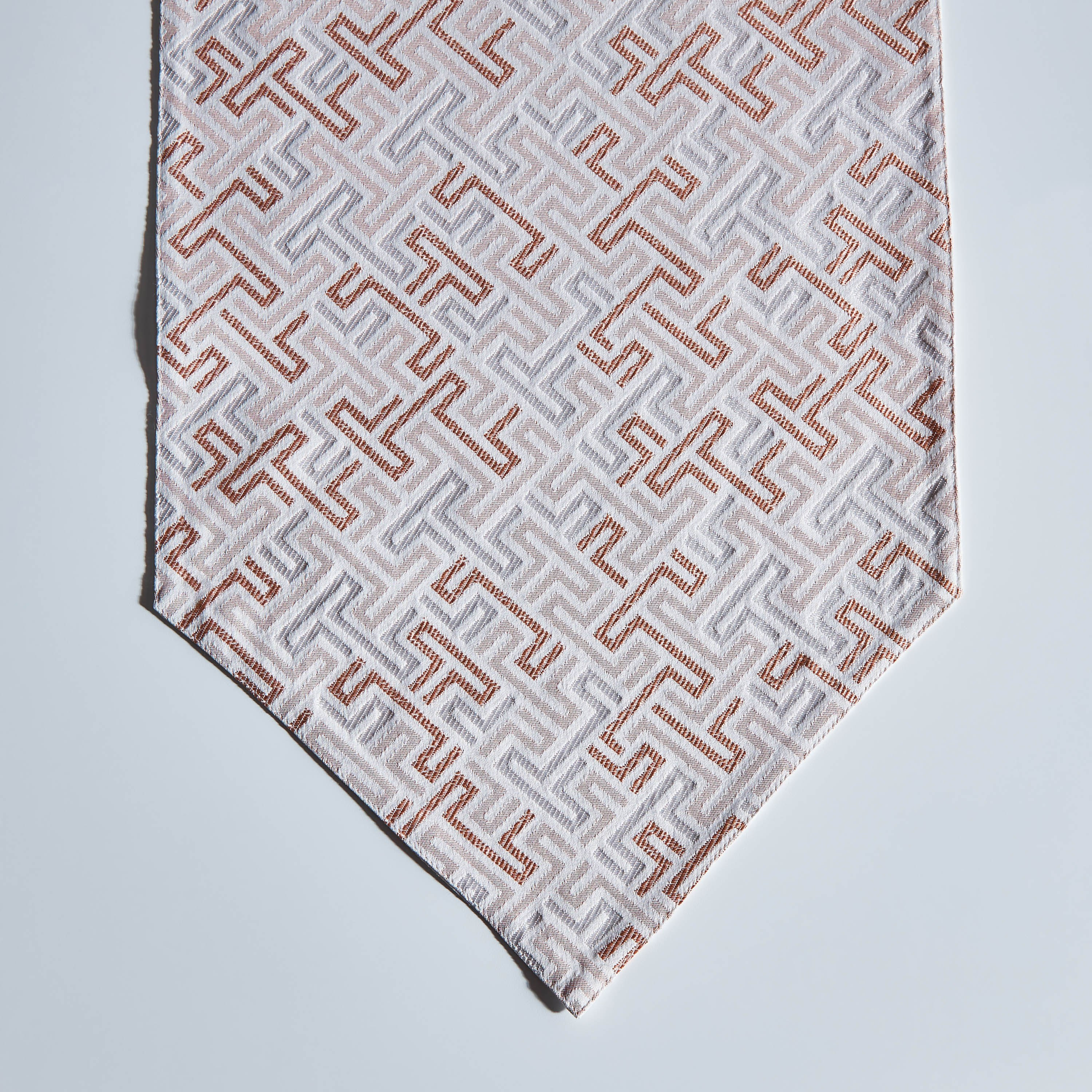 مفرش طاولة جاكار من مكنس - 33x180 سم-hbxdecorandfurnishings-homefurnishings-tablelinens-image-2