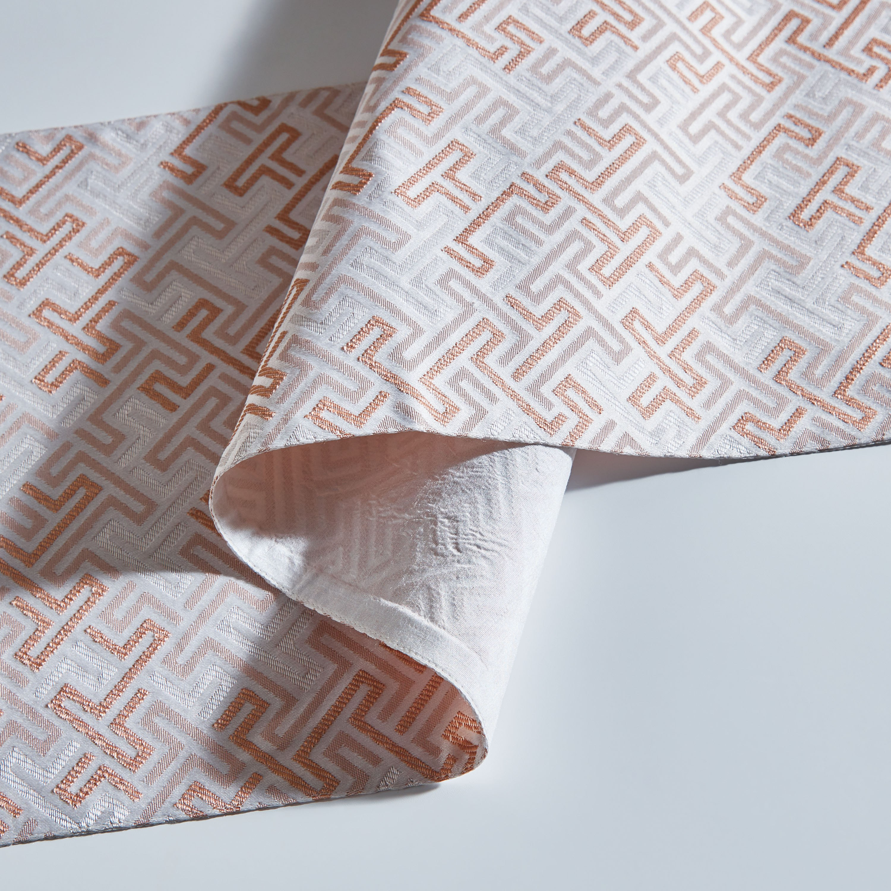 مفرش طاولة جاكار من مكنس - 33x180 سم-hbxdecorandfurnishings-homefurnishings-tablelinens-image-3