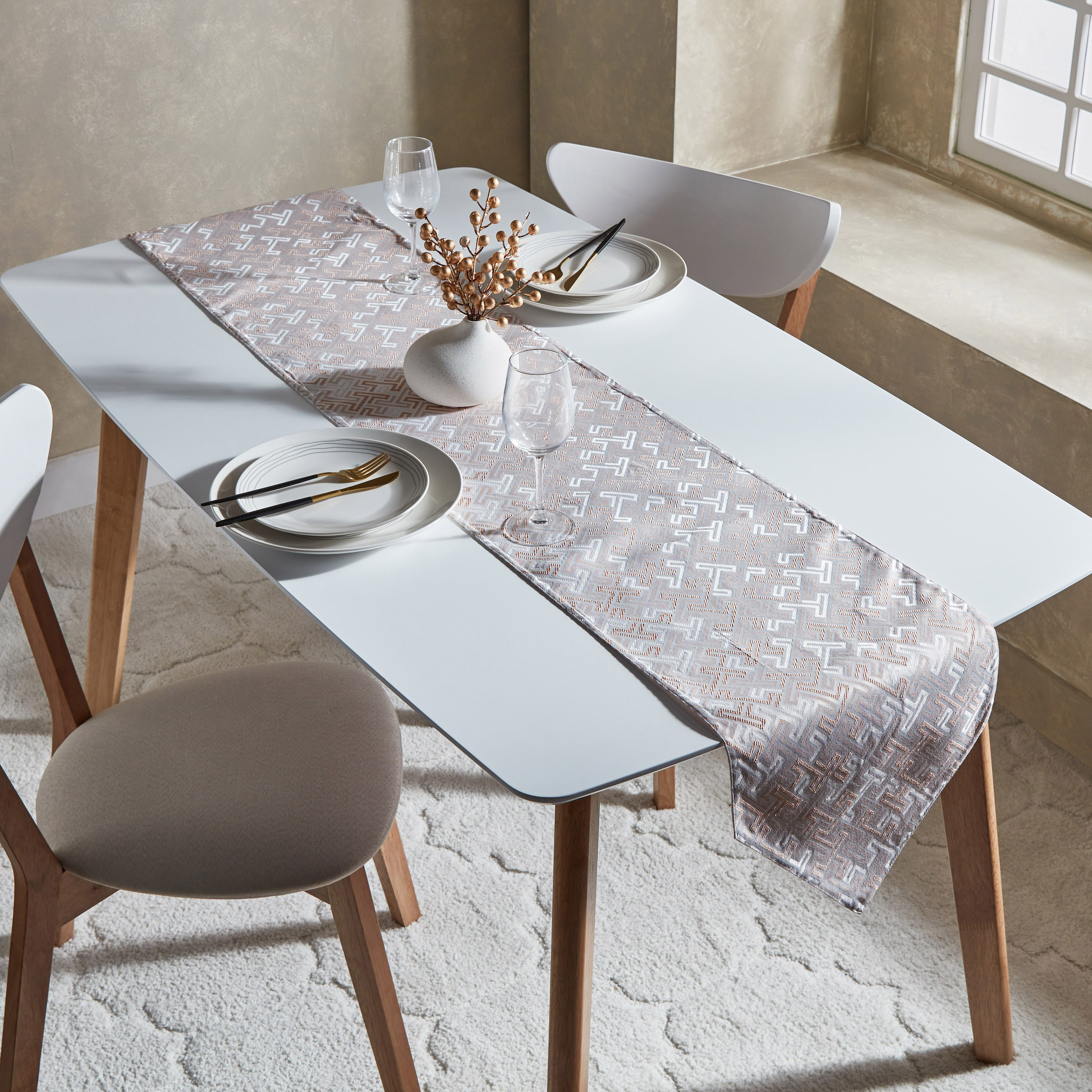 مفرش طاولة جاكار من مكنس - 33x180 سم-hbxdecorandfurnishings-homefurnishings-tablelinens-image-4