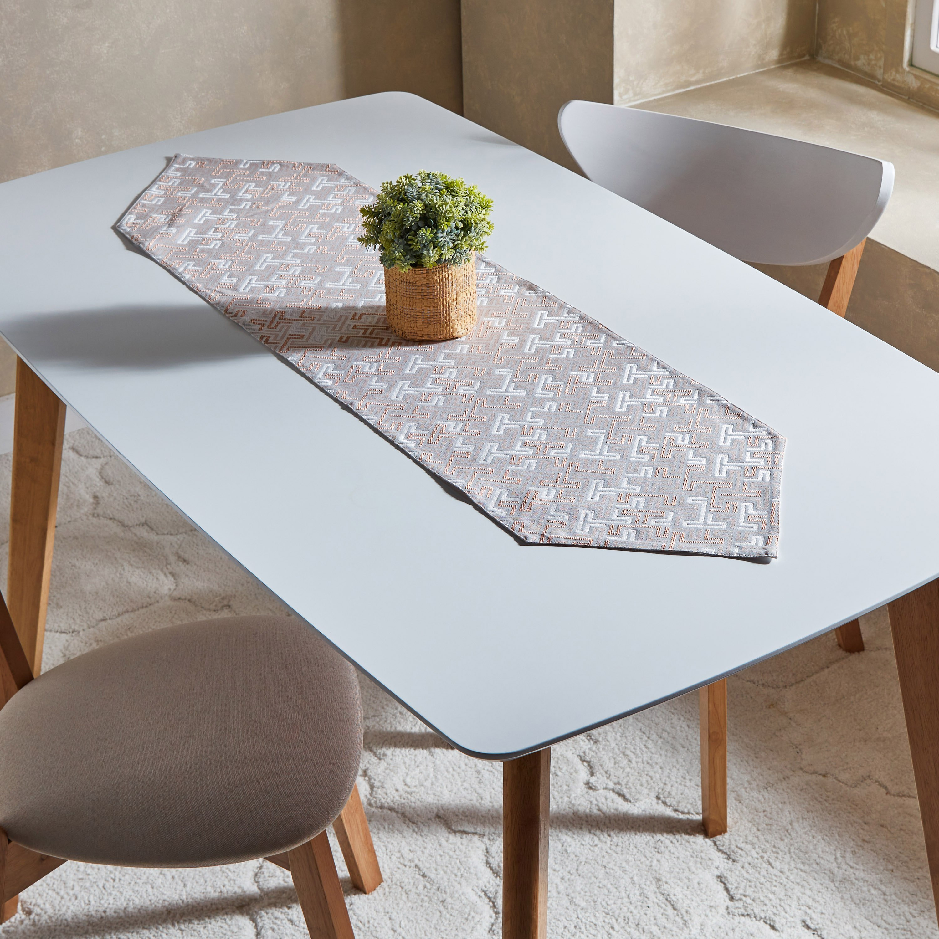 مفرش طاولة جاكار من مكنس - 33x120 سم-hbxdecorandfurnishings-homefurnishings-tablelinens-image-1