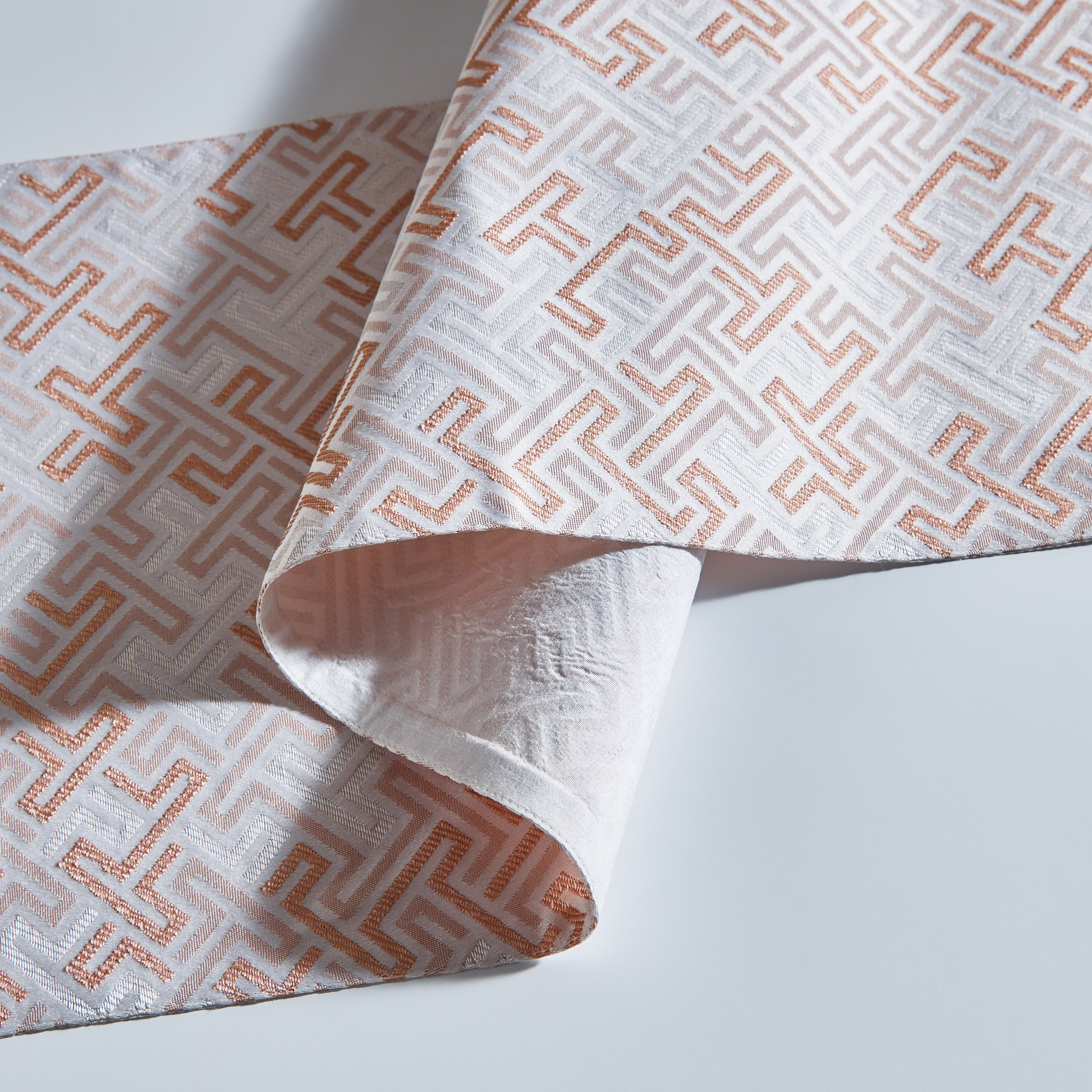 مفرش طاولة جاكار من مكنس - 33x120 سم-hbxdecorandfurnishings-homefurnishings-tablelinens-image-3