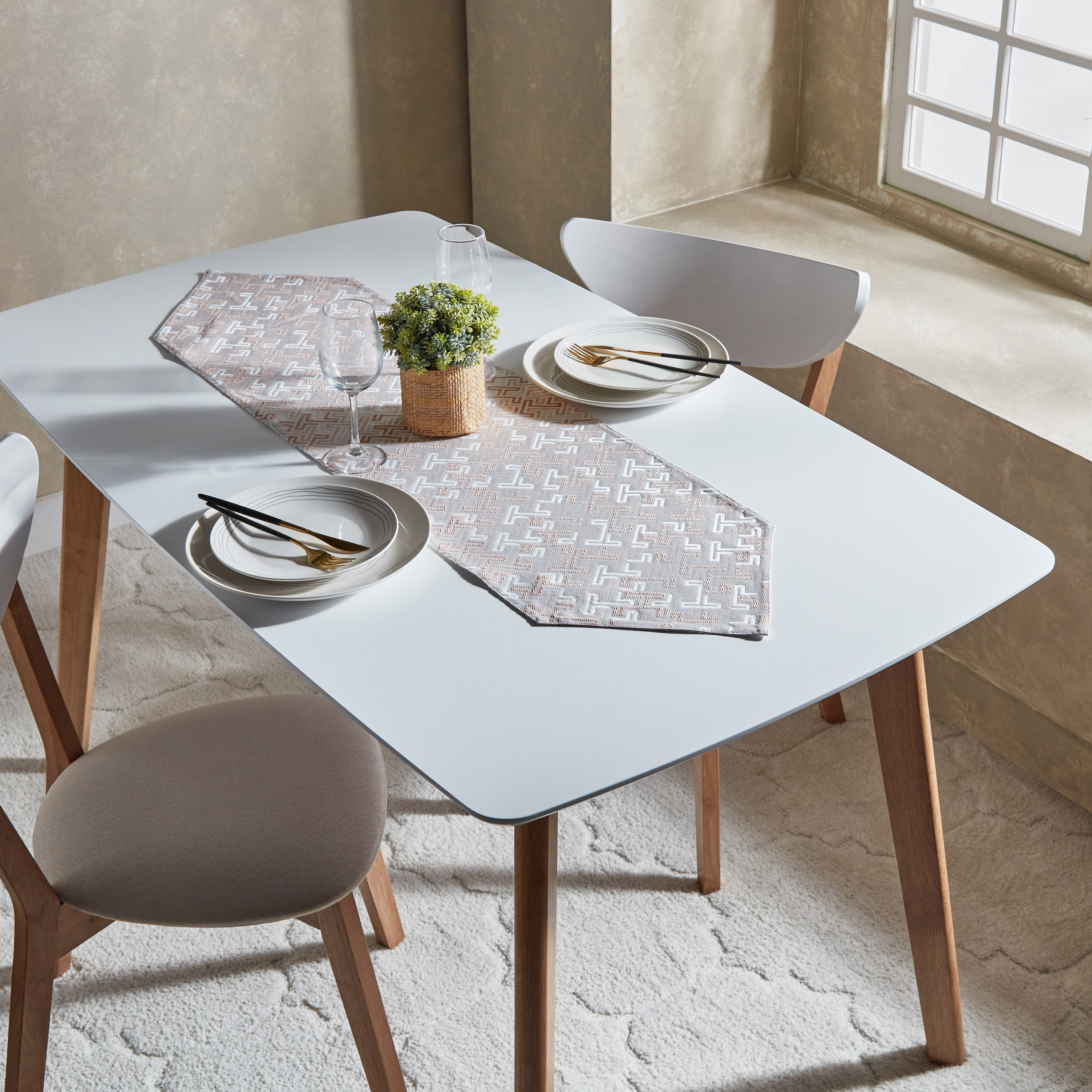 مفرش طاولة جاكار من مكنس - 33x120 سم-hbxdecorandfurnishings-homefurnishings-tablelinens-image-4