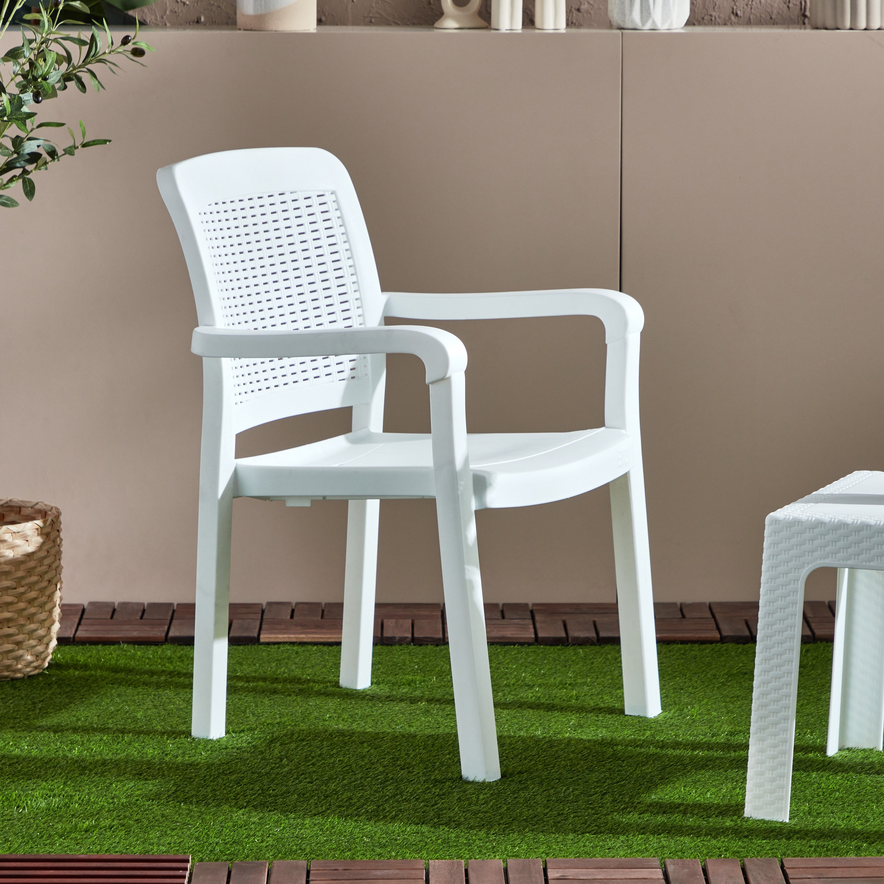 كرسي خارجي بمساند ذراعين - فيرا أوتا من موڤو-hbxfurniture-outdoor-swingsandchairs-image-1