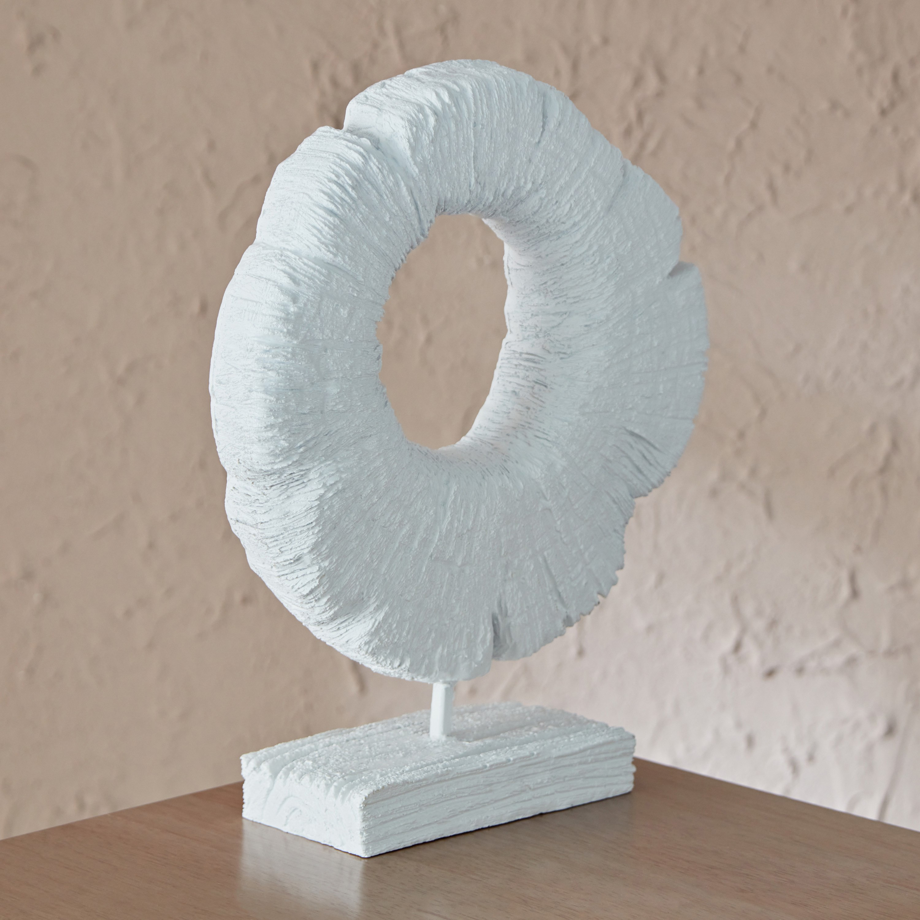 قطعة ديكور بوليريسين عصرية بلمسة تشطيب طبيعية من راباك - 22x7x26 سم-hbxhomeware-homedecor-figurinesandornaments-image-1