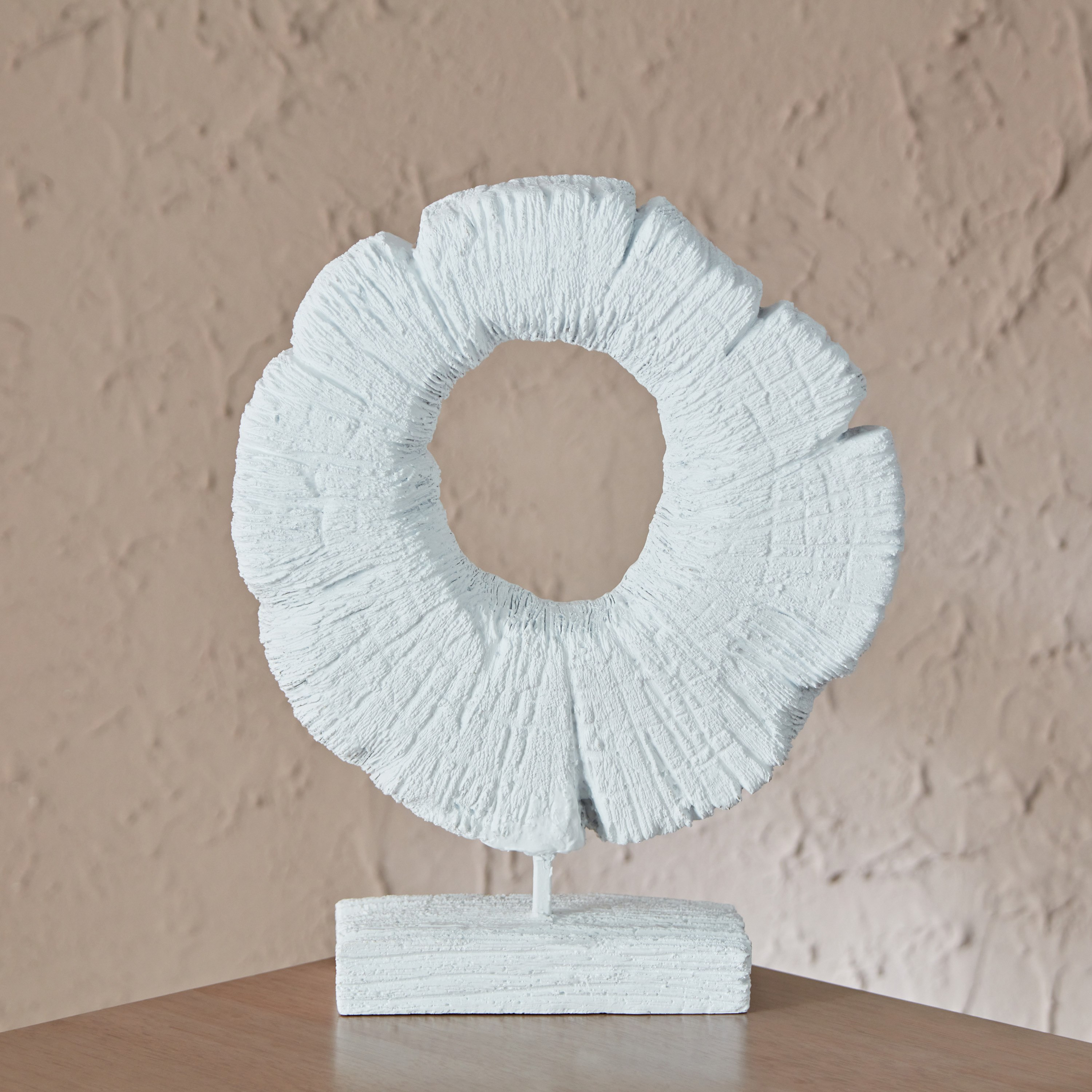 قطعة ديكور بوليريسين عصرية بلمسة تشطيب طبيعية من راباك - 22x7x26 سم-hbxhomeware-homedecor-figurinesandornaments-image-2