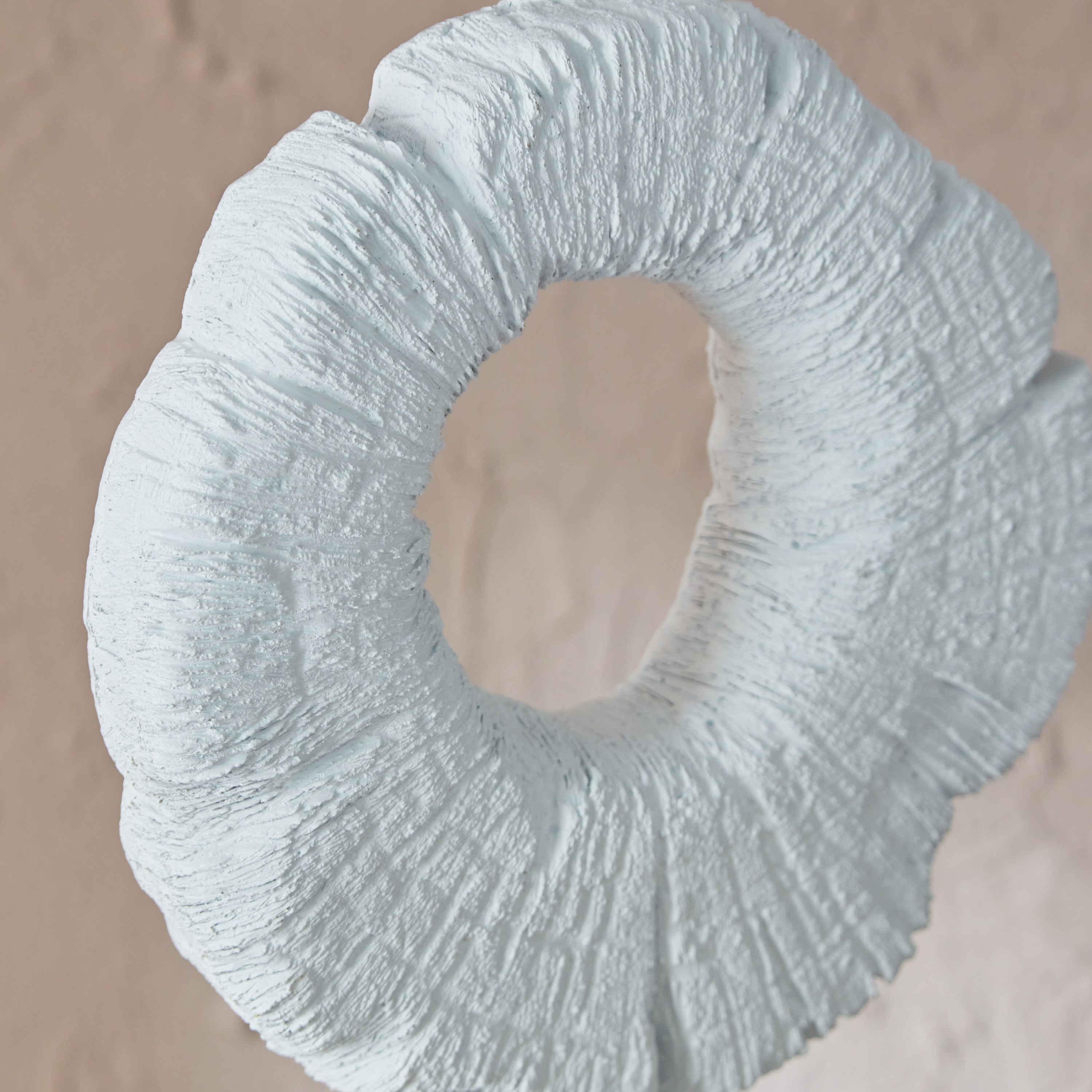 قطعة ديكور بوليريسين عصرية بلمسة تشطيب طبيعية من راباك - 22x7x26 سم-hbxhomeware-homedecor-figurinesandornaments-image-3