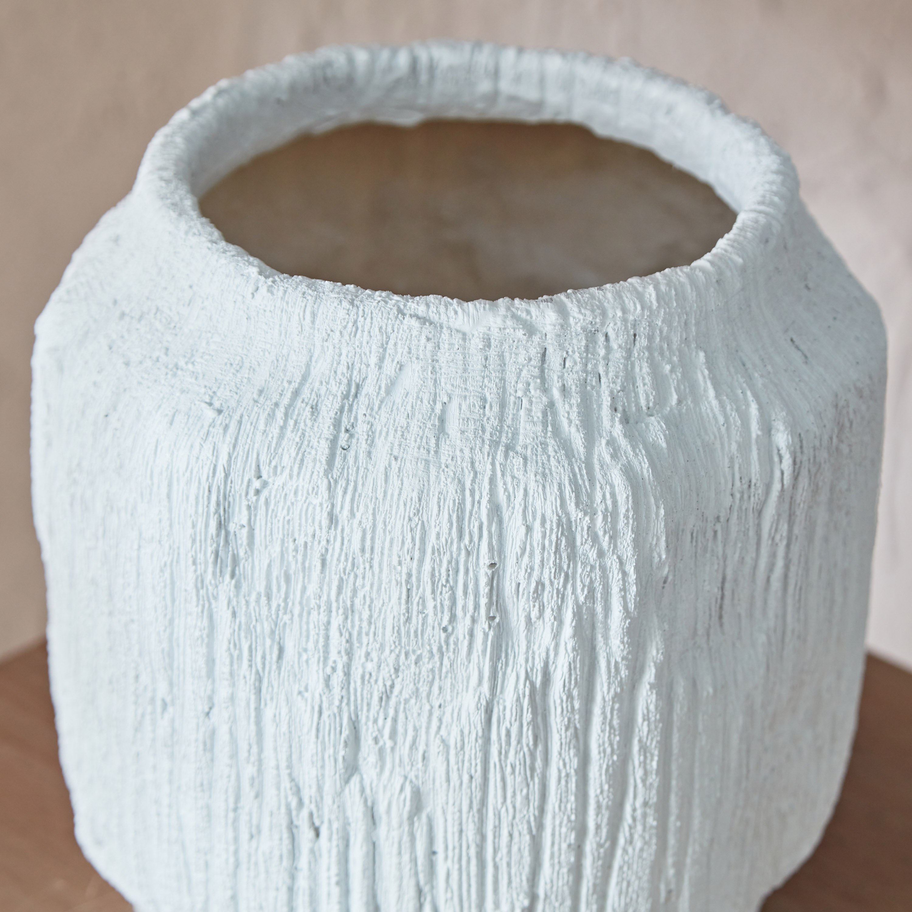 مزهرية بوليريسين بلمسة تشطيب طبيعية من رابك - 20x20x20 سم-hbxbedroom-decorandaccessories-vases-image-3