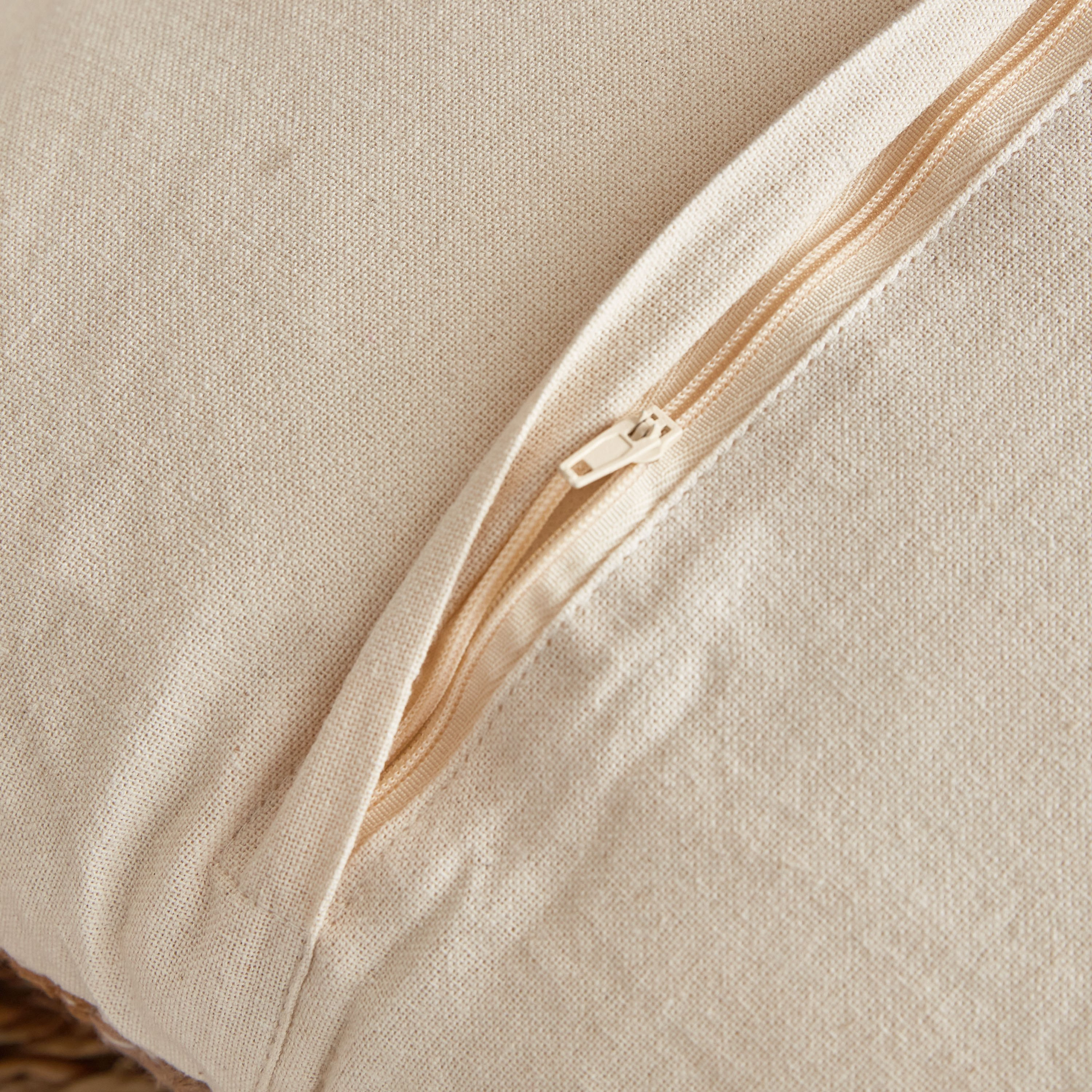 وسادة محشوة بالقطن المعاد تدويره من بليس - 45x45 سم-hbxlivingroom-furnishings-cushionsandcovers-filledcushions-image-4