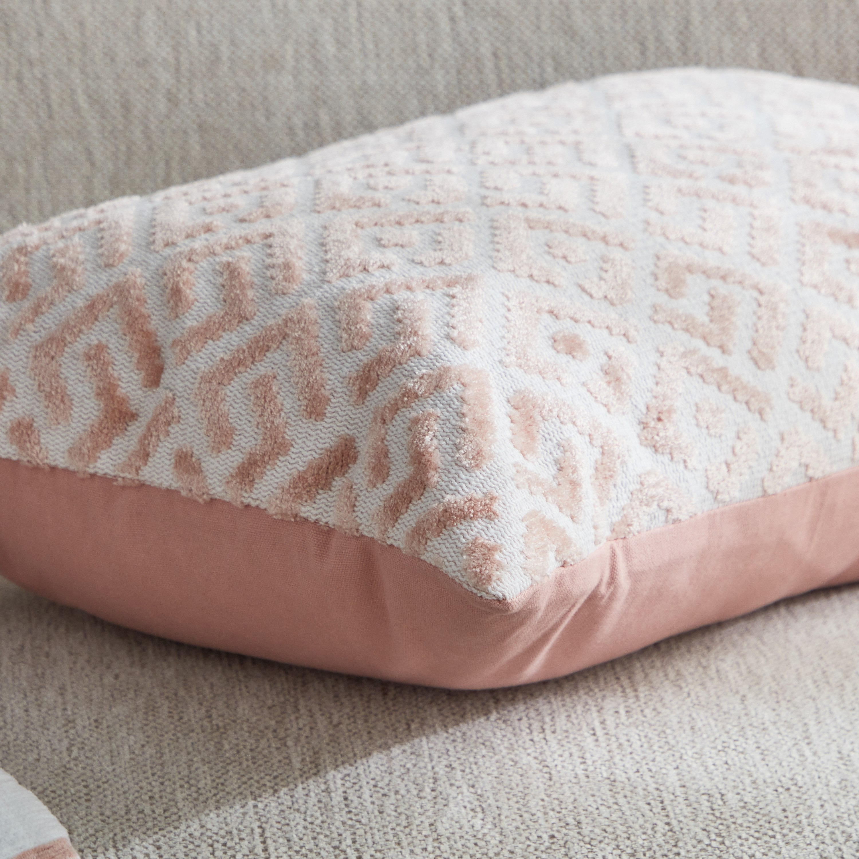 وسادة فيسكوز منسوجة من ميكنس - 40x60 سم-hbxlivingroom-furnishings-cushionsandcovers-filledcushions-image-3
