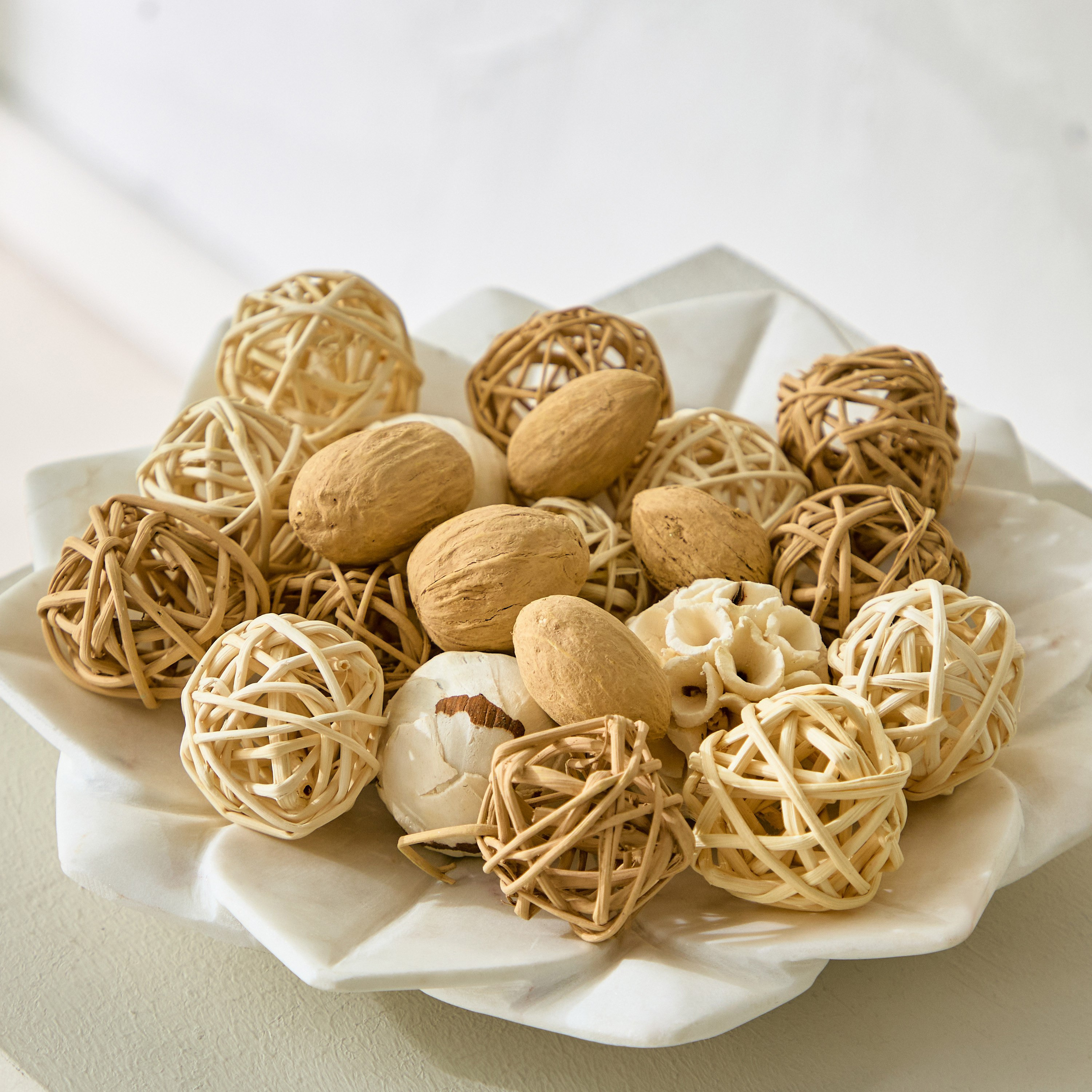 كرات ديكور متنوعة في شنطة من ميدلي - 4 سم-hbxdecorandfurnishings-homeaccessories-artificialflowersandplants-image-1