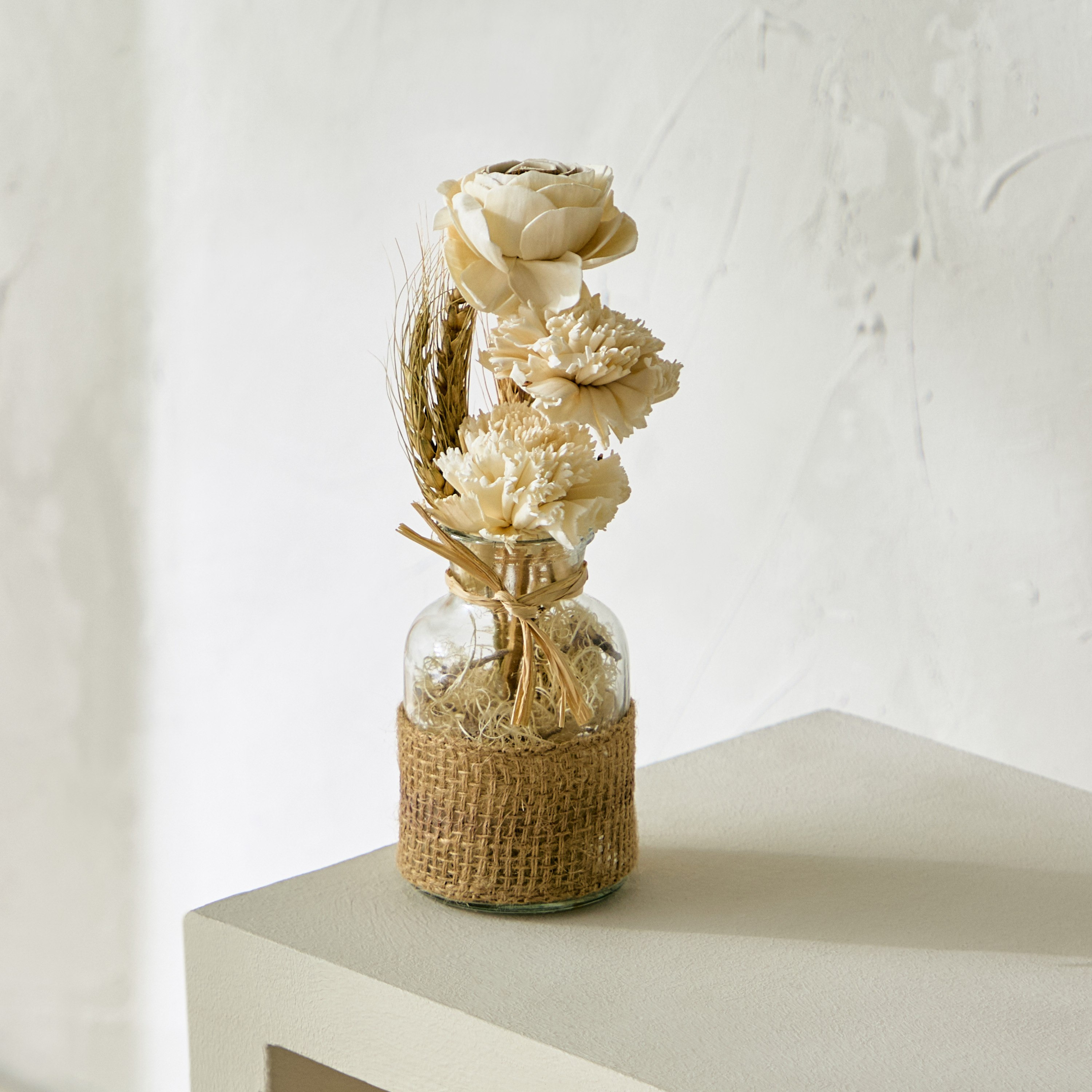 جرّة ديكور زهرية من الزجاج والجوت من ميدلي- 13 سم-hbxdecorandfurnishings-homeaccessories-artificialflowersandplants-image-1