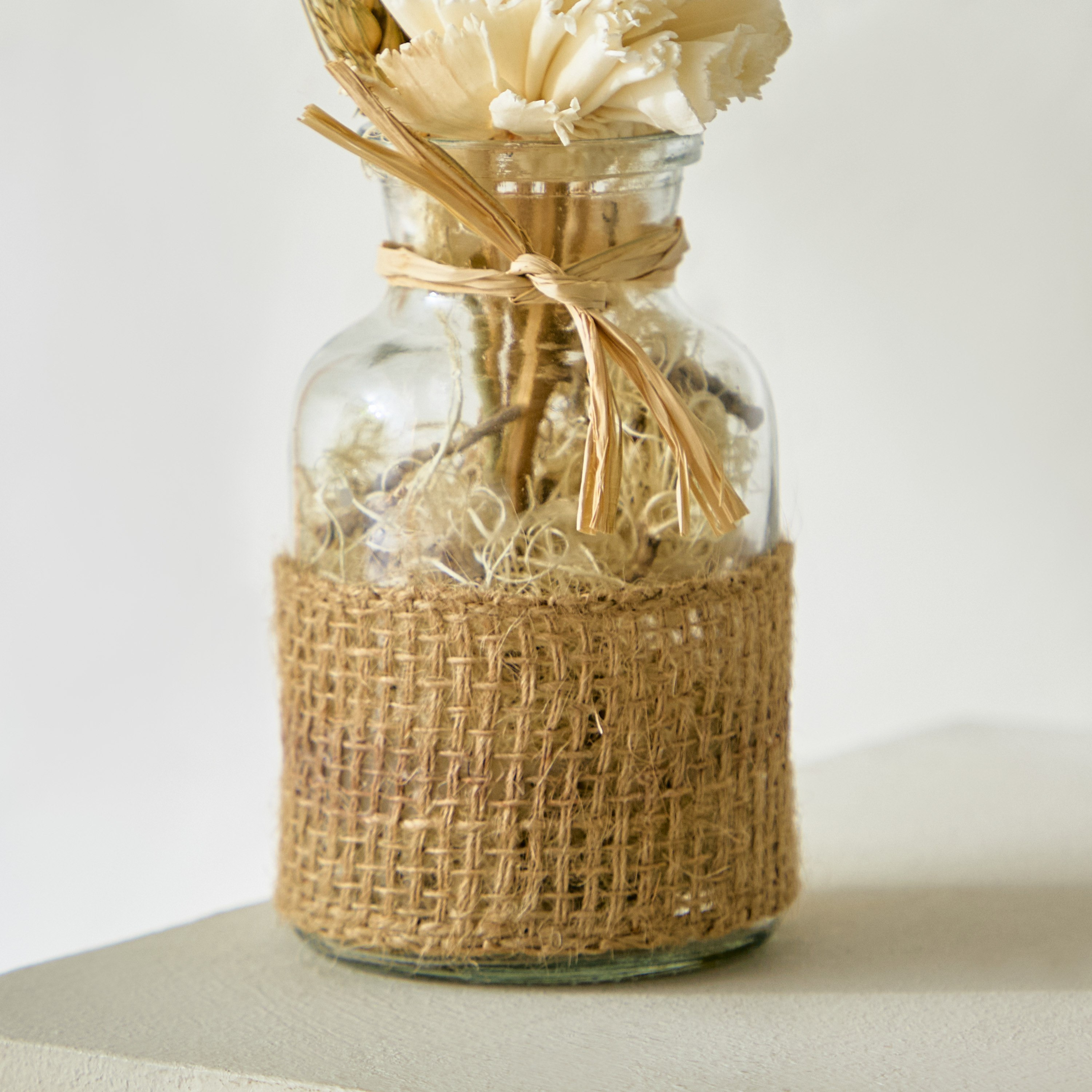 جرّة ديكور زهرية من الزجاج والجوت من ميدلي- 13 سم-hbxdecorandfurnishings-homeaccessories-artificialflowersandplants-image-3
