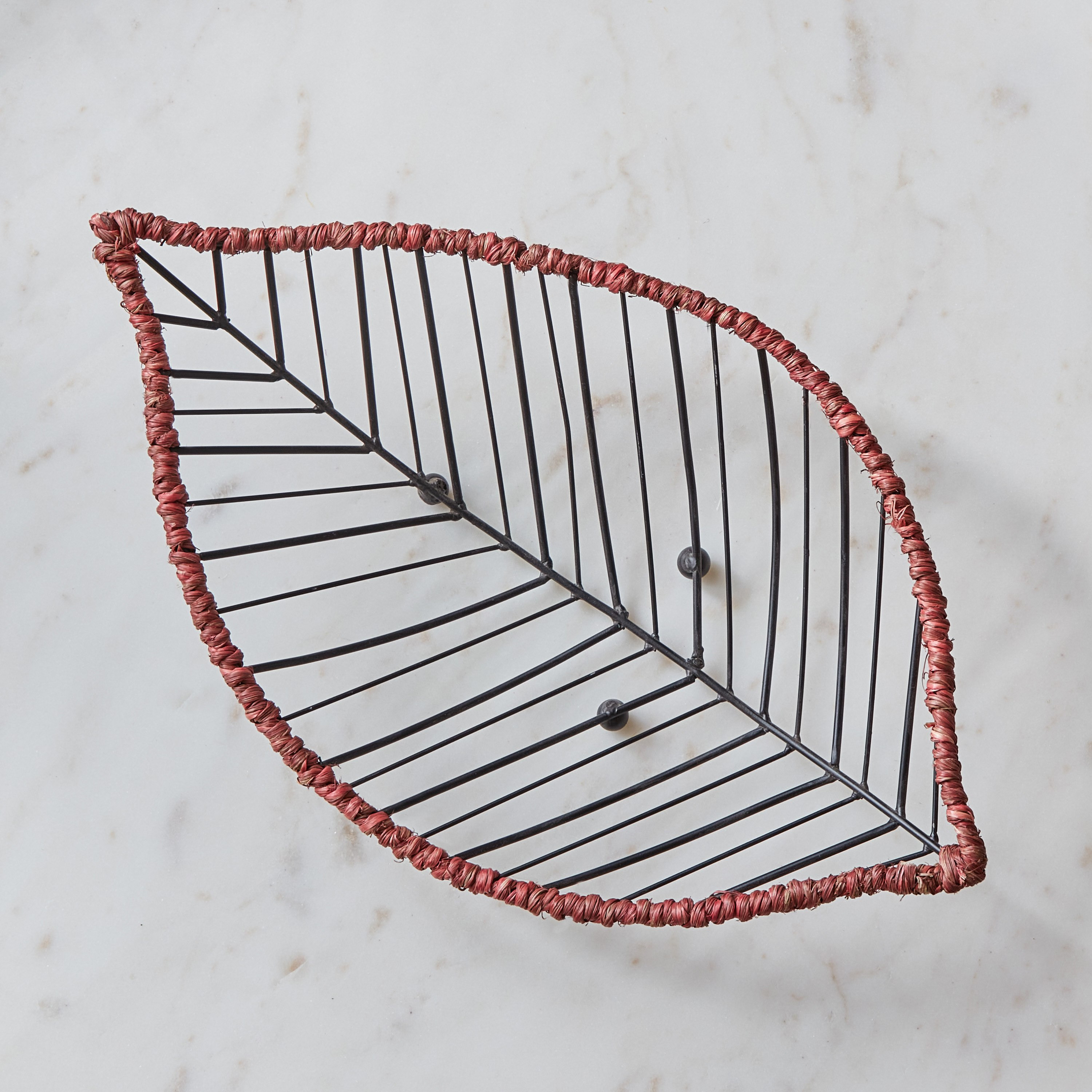 صحن ديكور معدن ورقة شجر من سبلينديد - 43x38x0.5 سم-hbxhomeware-hbxdecorandfurnishings-image-3