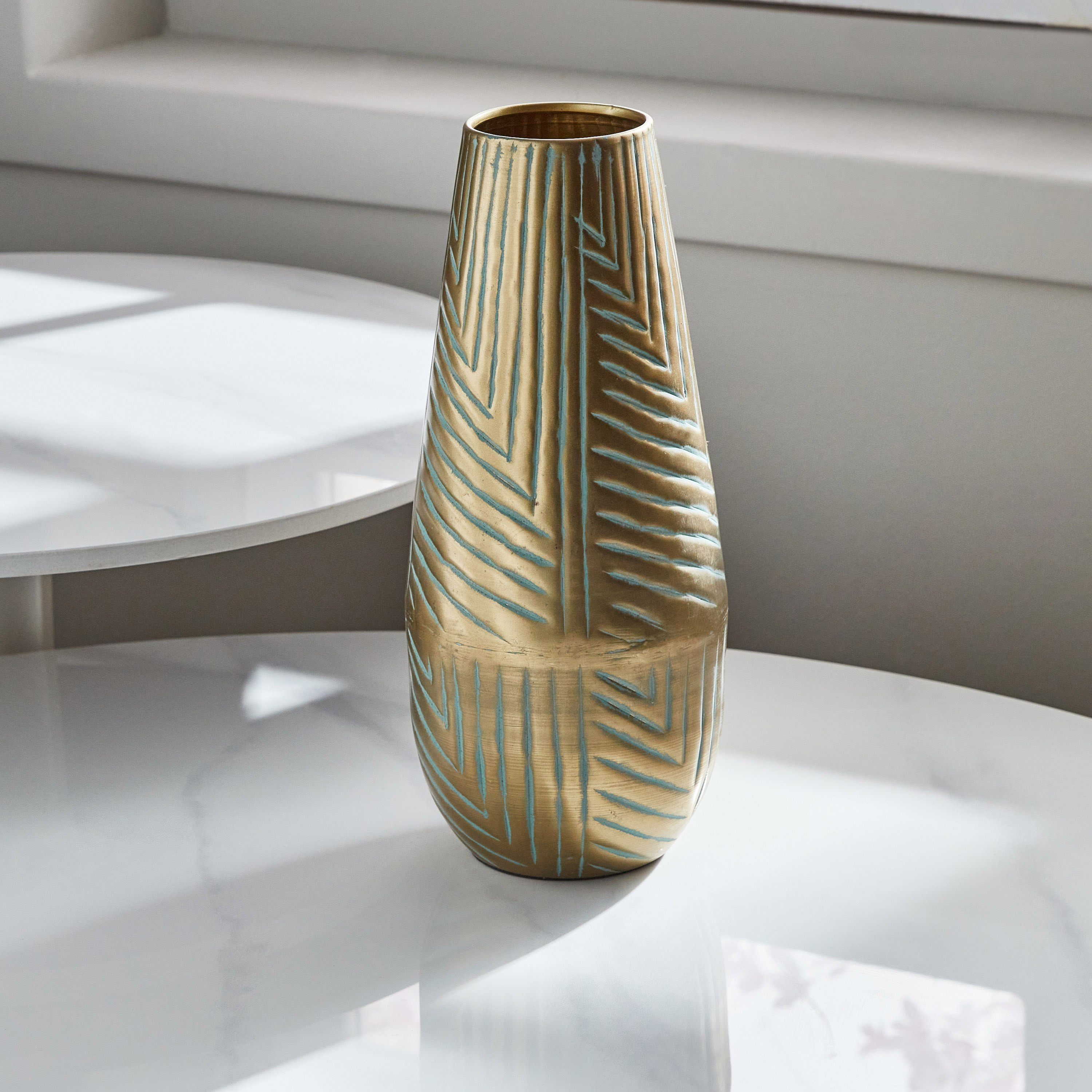 مزهرية طاولة معدنية من سبلينديد - 13x13x28 سم-hbxbedroom-decorandaccessories-vases-image-2