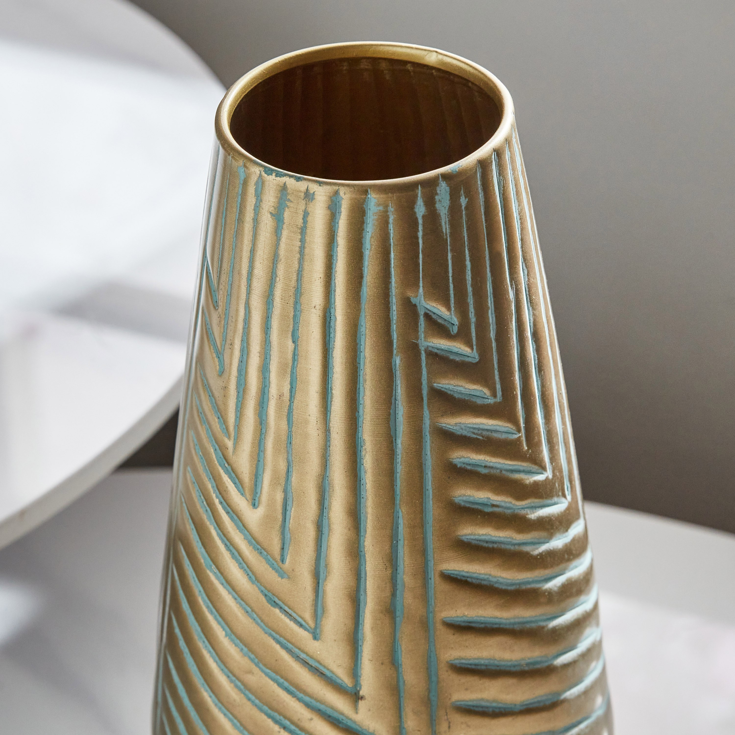مزهرية طاولة معدنية من سبلينديد - 13x13x28 سم-hbxbedroom-decorandaccessories-vases-image-3