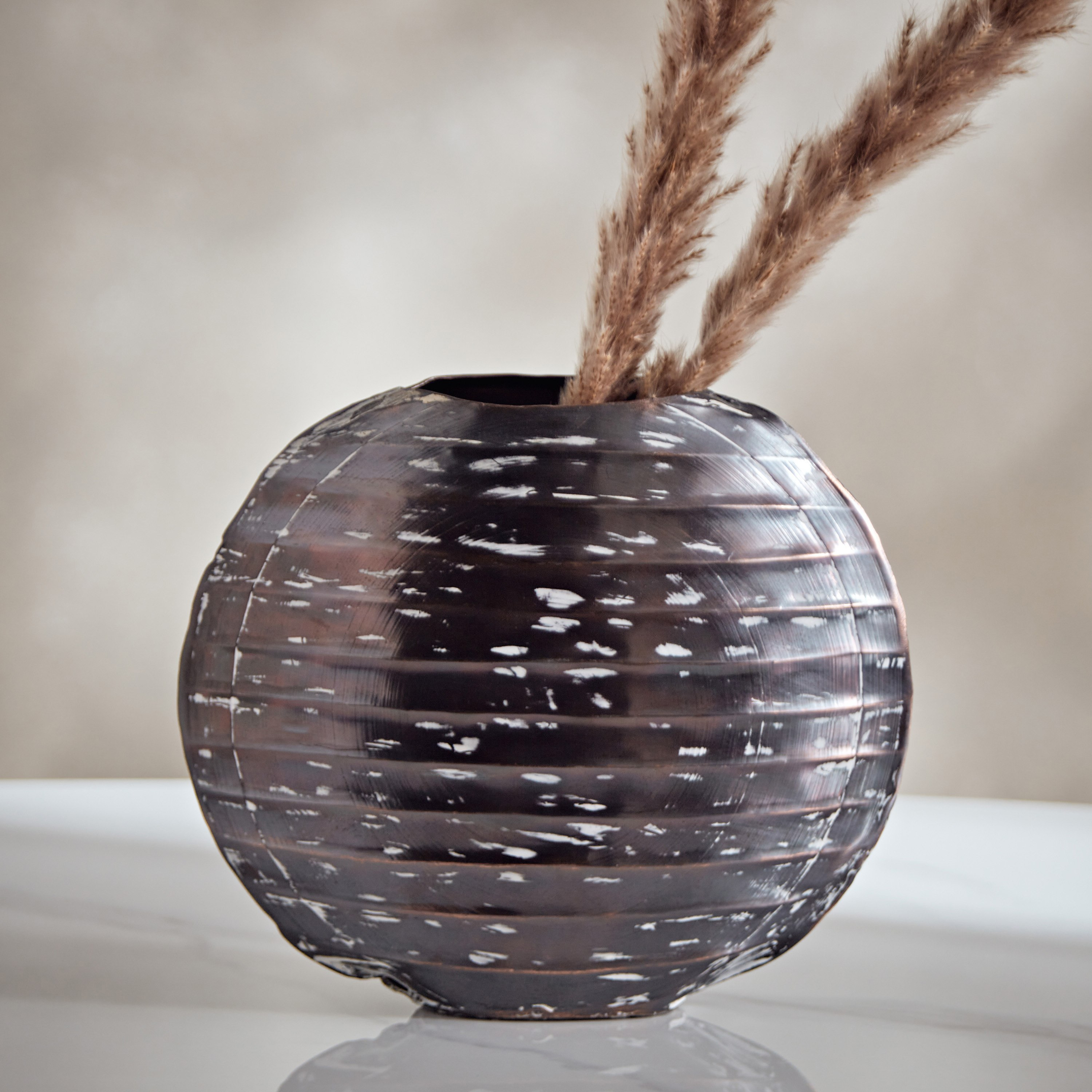 مزهرية طاولة معدنية من سبلينديد- 22x7x19 سم-hbxbedroom-decorandaccessories-vases-image-1