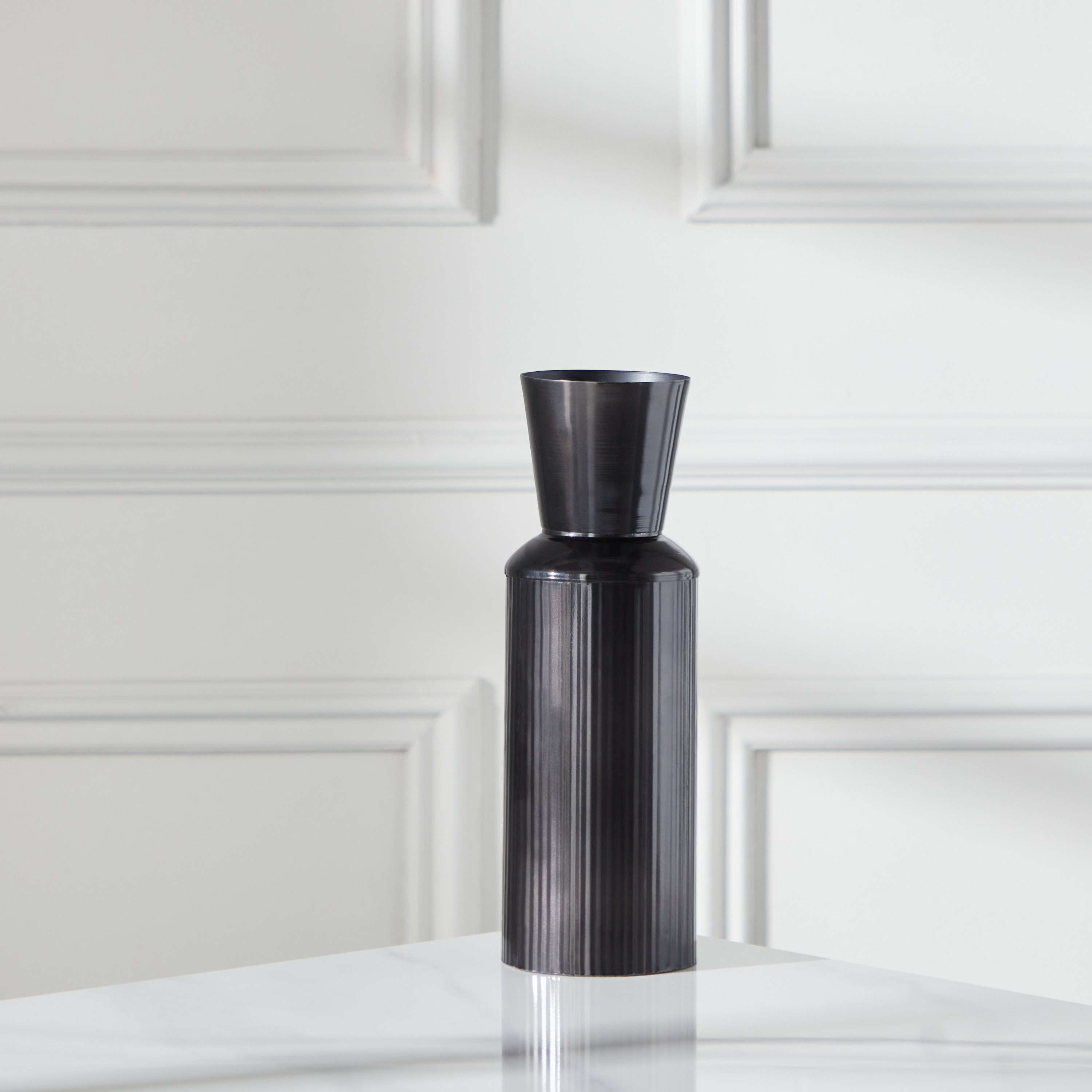 مزهرية طاولة معدنية من سبلينديد - 9x9x26.5 سم-hbxbedroom-decorandaccessories-vases-image-2