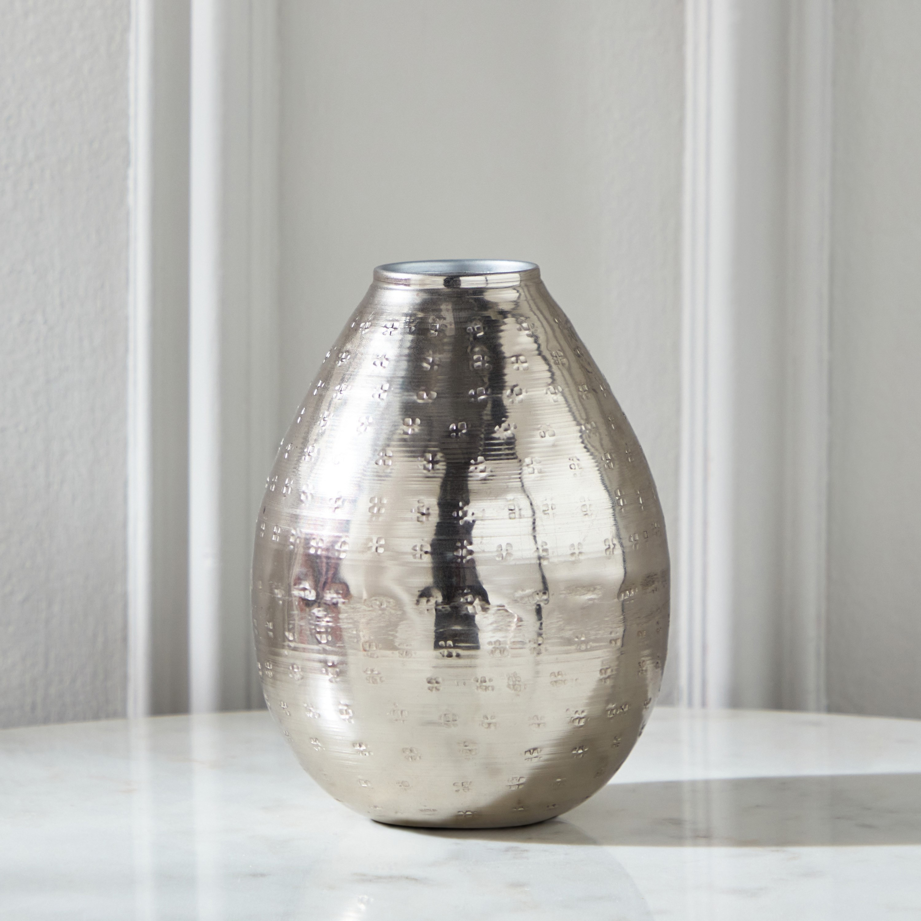 مزهرية طاولة معدن من سبلينديد - 11x11x14 سم-hbxbedroom-decorandaccessories-vases-image-2