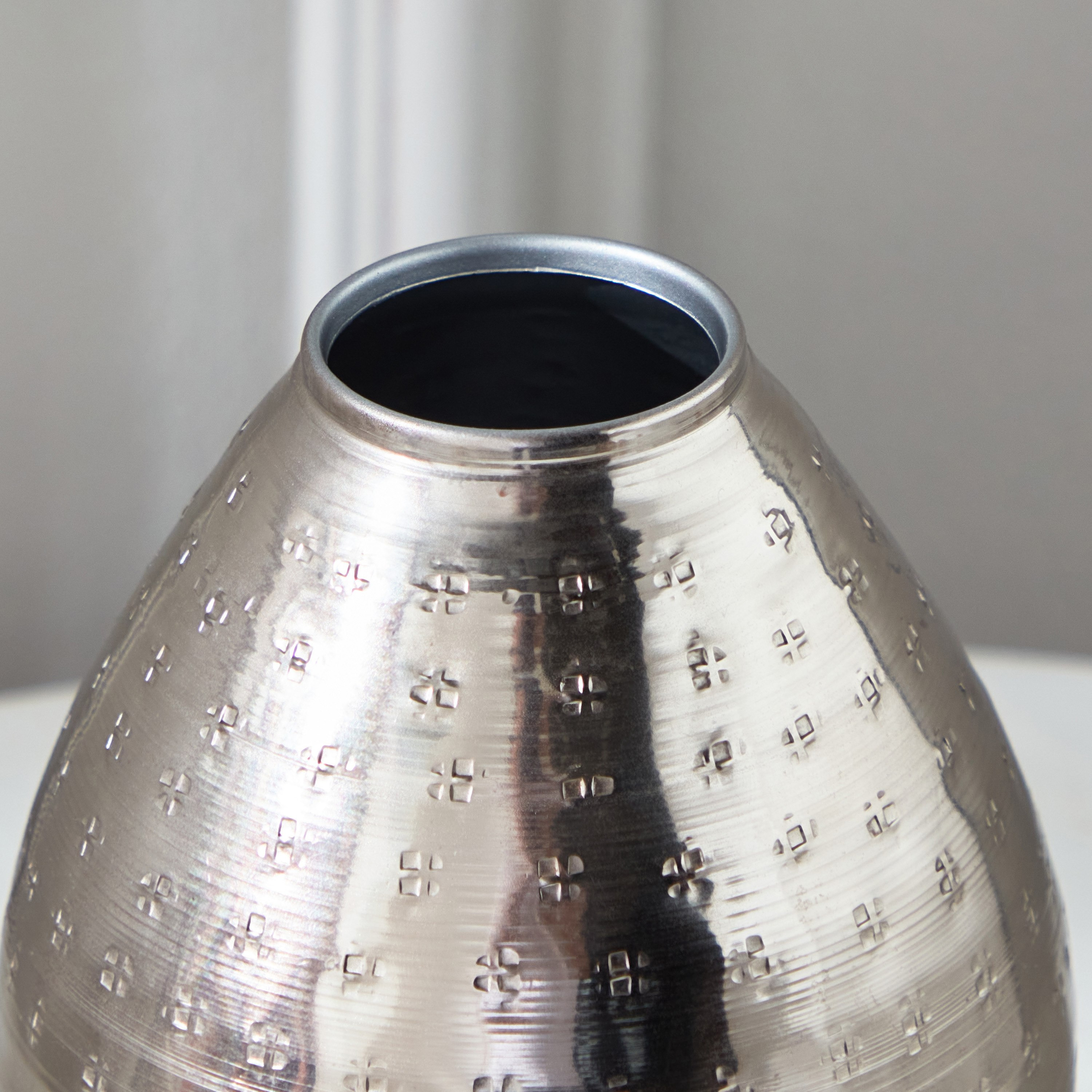 مزهرية طاولة معدن من سبلينديد - 11x11x14 سم-hbxbedroom-decorandaccessories-vases-image-3