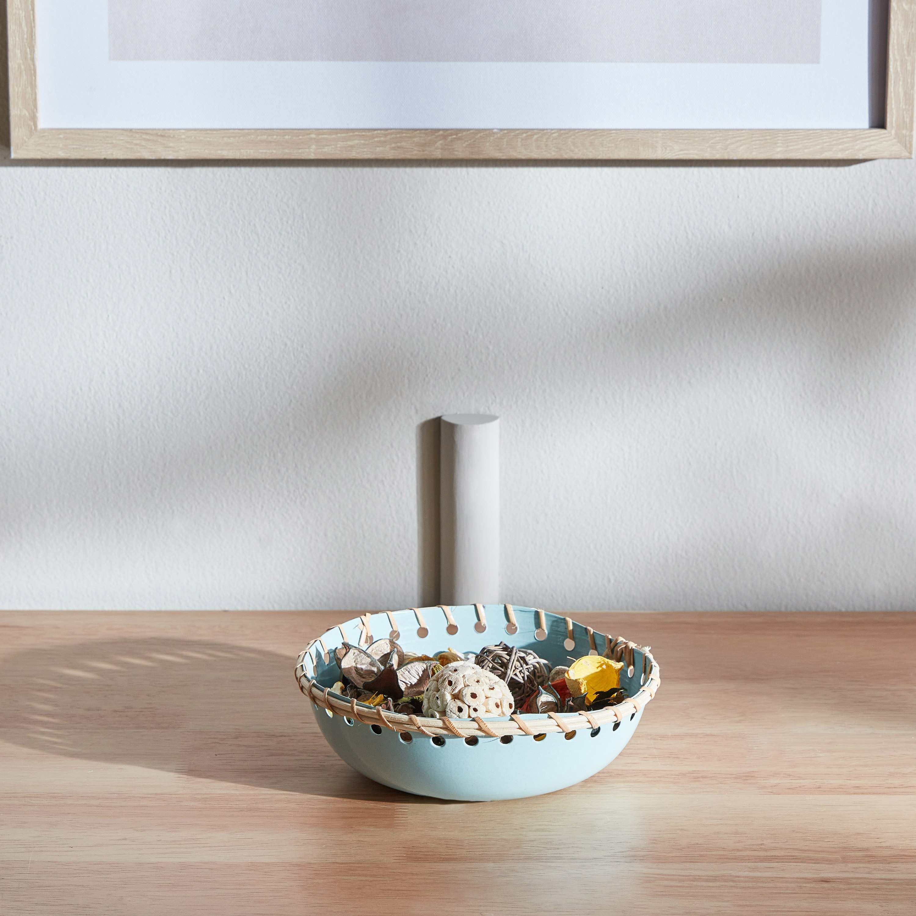 وعاء ديكور معدني بحامل من  سبلينديد - 16x16x5.5 سم-hbxdecorandfurnishings-homeaccessories-bowls-image-1