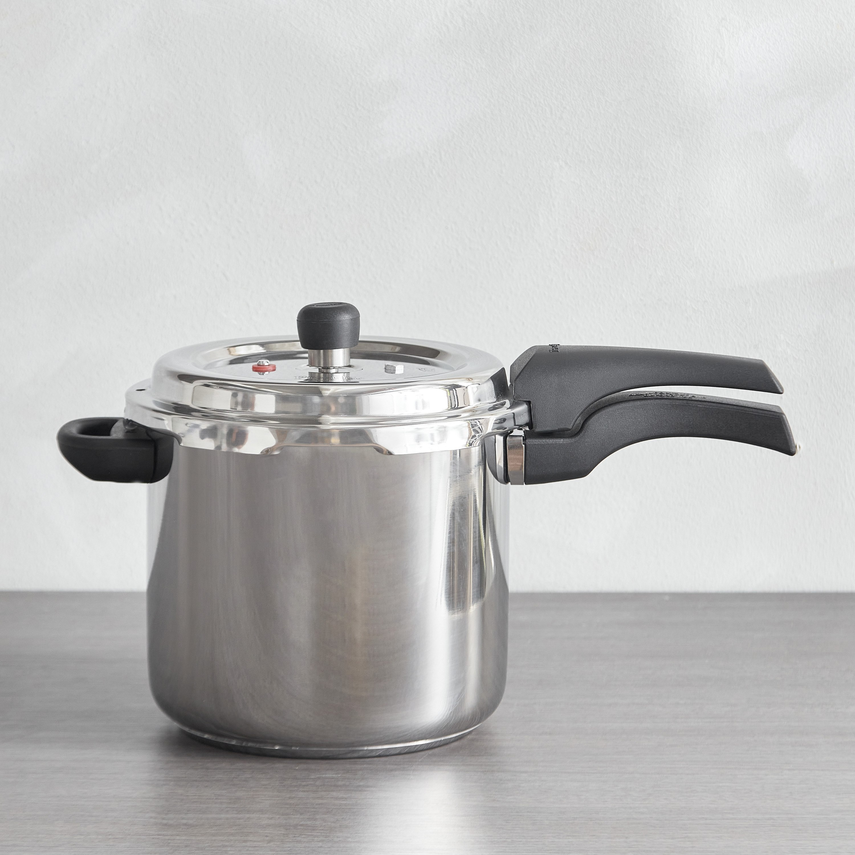 طنجرة ضغط ستانليس ستيل ديلوكس ألفا من بريستيج - 5.5 لتر-hbxhomeware-hbxkitchen-image-1