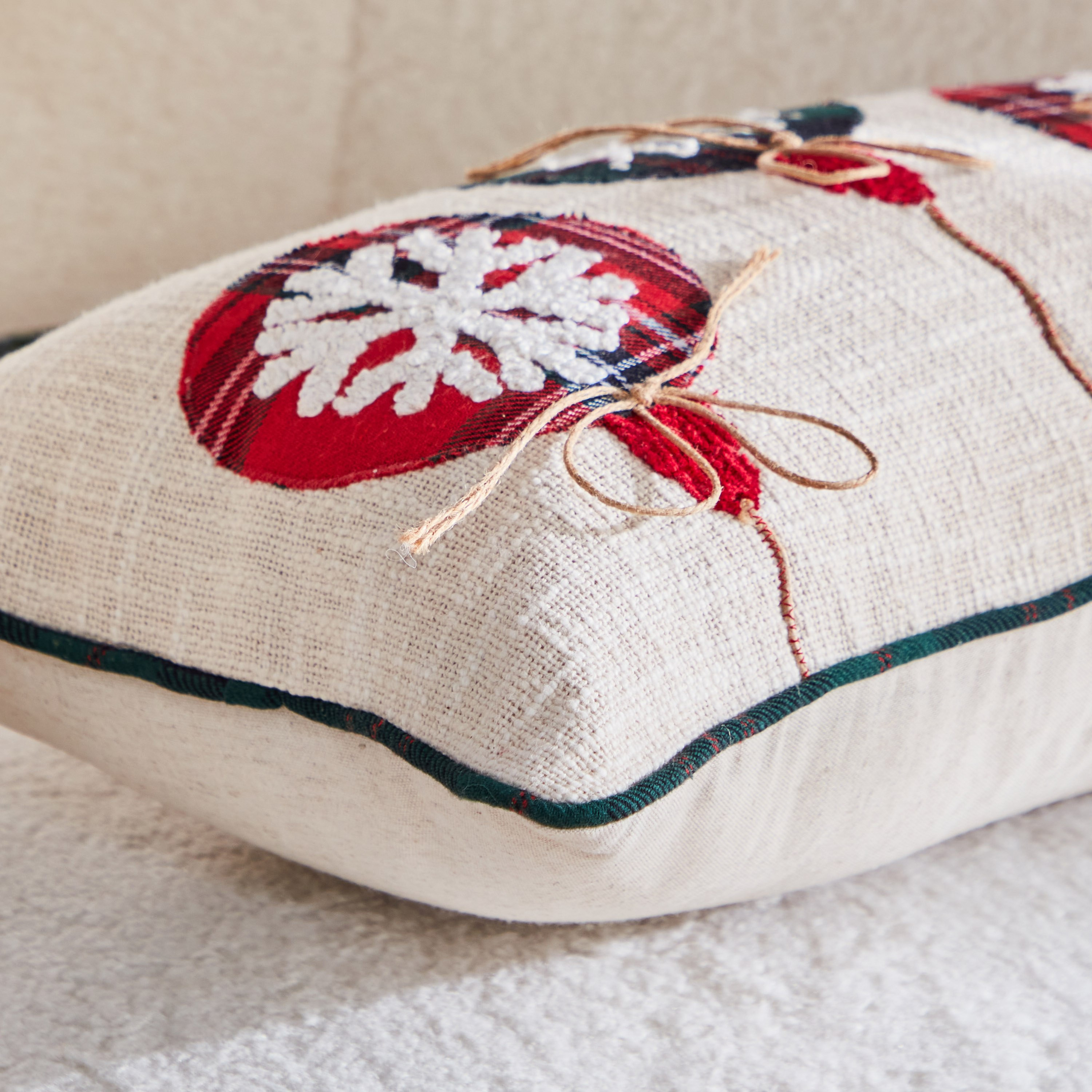 وسادة محشوة بزخارف من فستيف كريسماس - 30x50 سم-hbxlivingroom-furnishings-cushionsandcovers-filledcushions-image-2