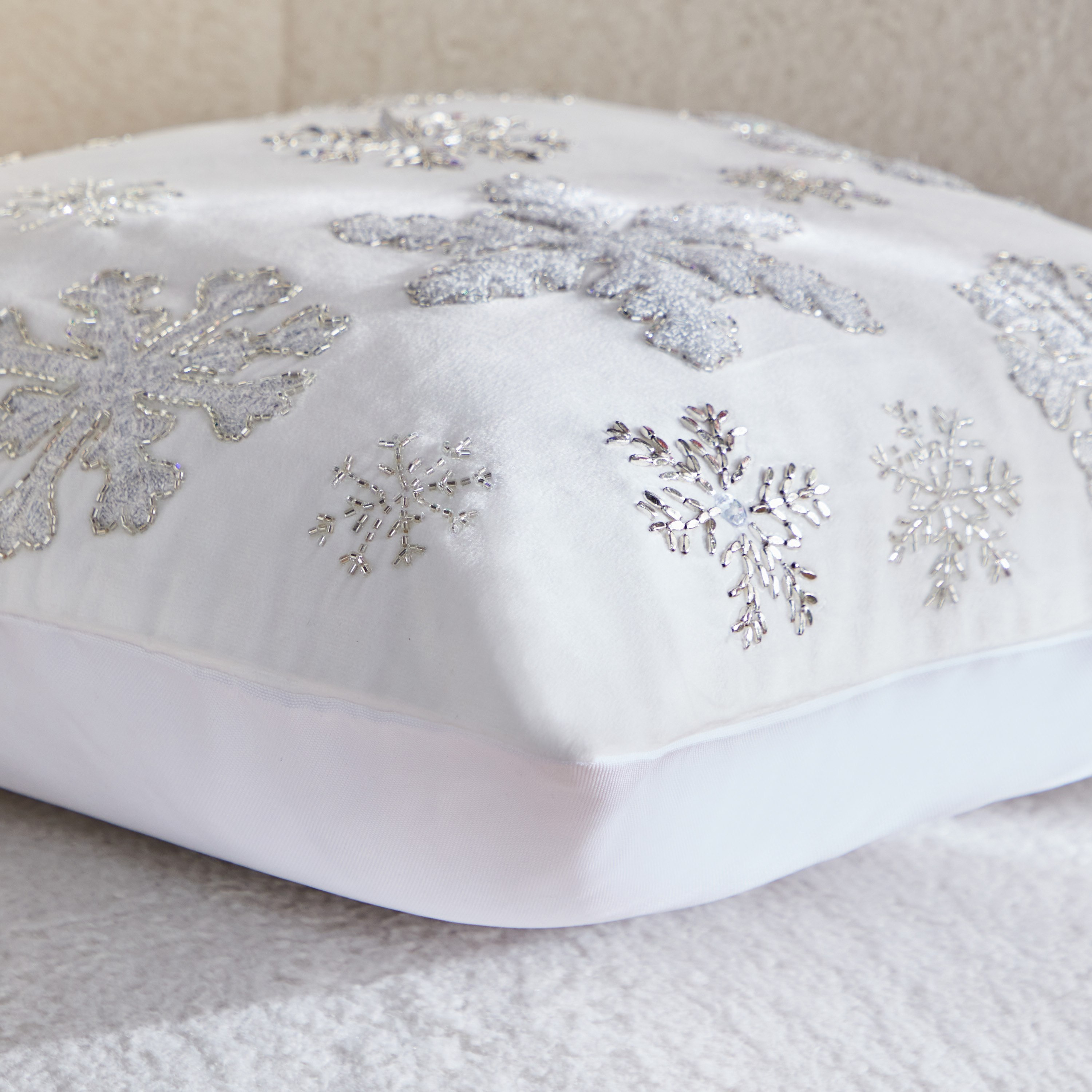 وسادة محشوة بندف الثلج من فستيف كريسماس - 45x45 سم-hbxlivingroom-furnishings-cushionsandcovers-filledcushions-image-4