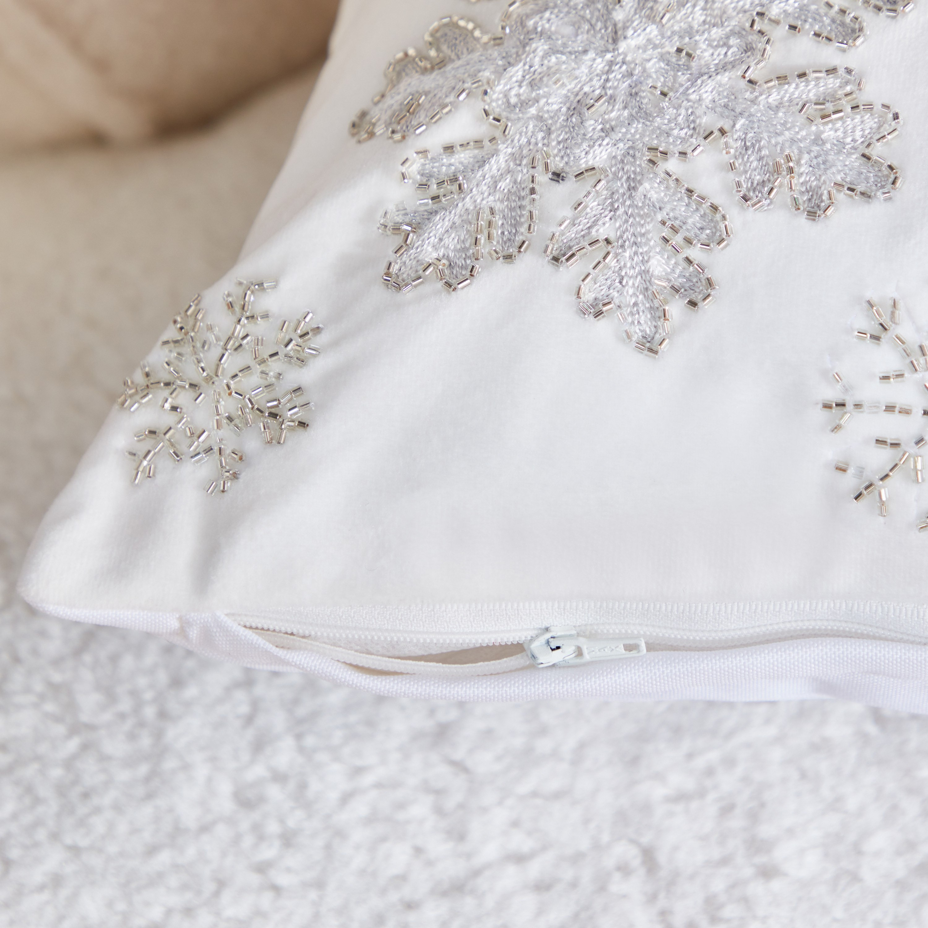 وسادة محشوة بندف الثلج من فستيف كريسماس - 45x45 سم-hbxlivingroom-furnishings-cushionsandcovers-filledcushions-image-5