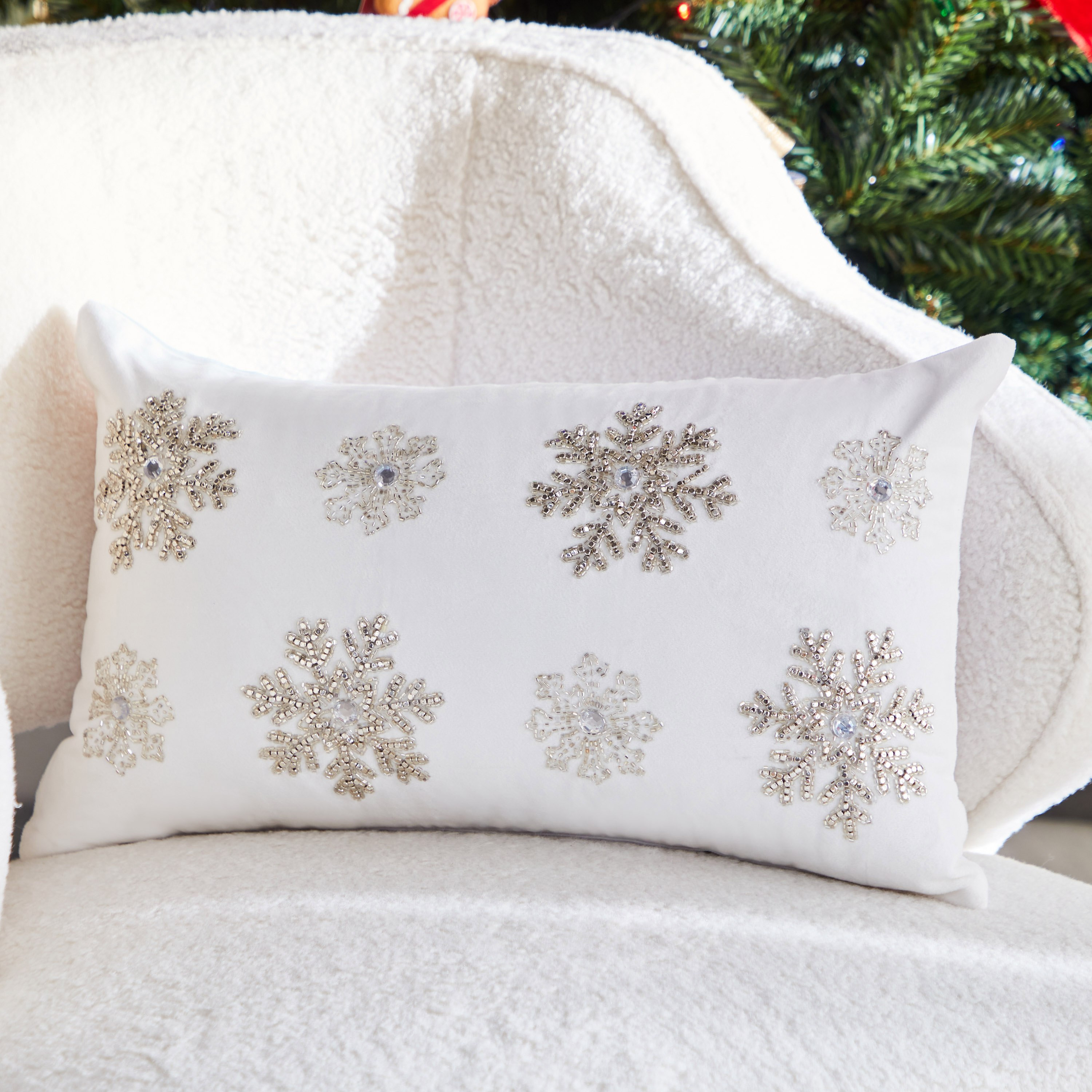 وسادة محشوة بندف الثلج من فستيف كريسماس - 30x50 سم-hbxlivingroom-furnishings-cushionsandcovers-filledcushions-image-1