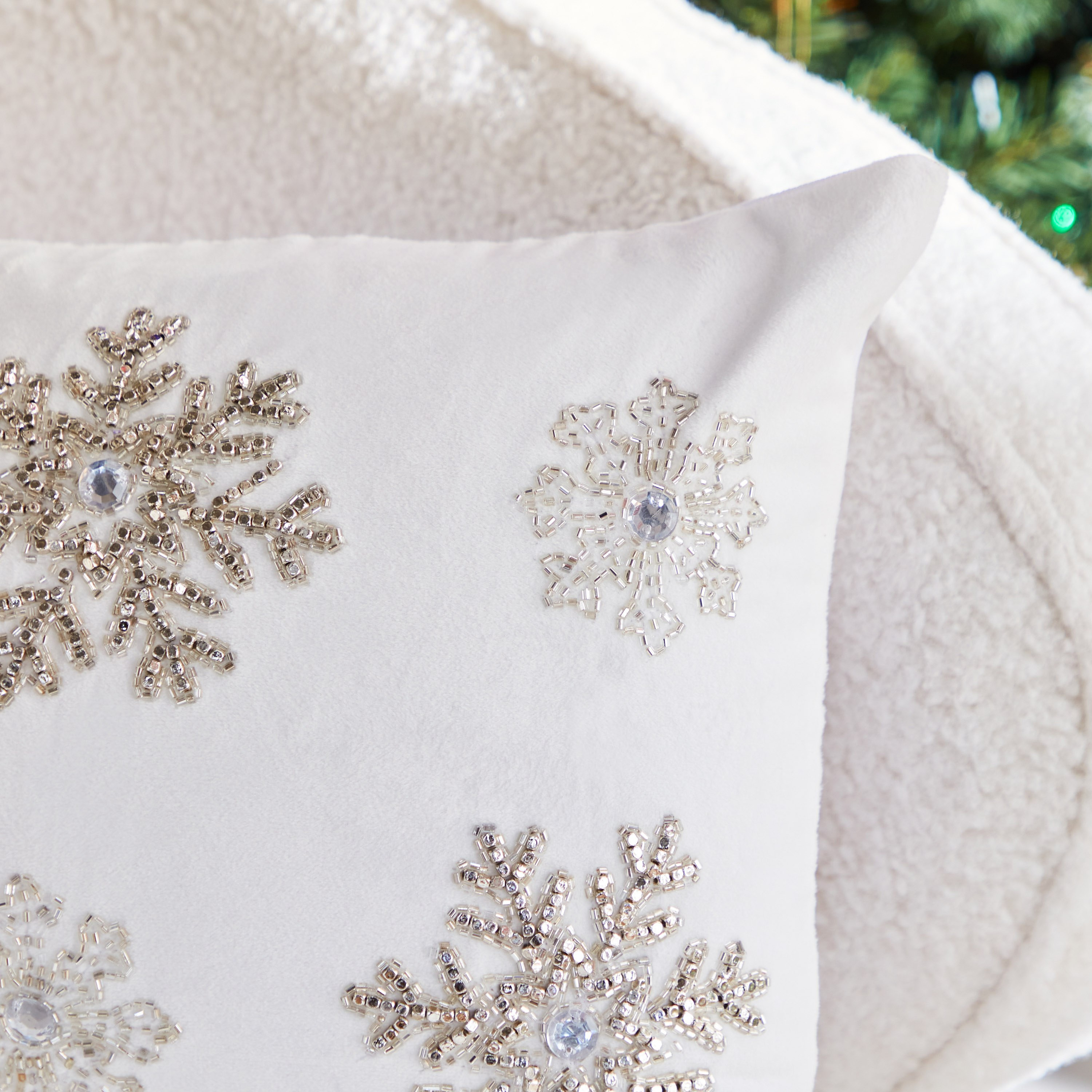وسادة محشوة بندف الثلج من فستيف كريسماس - 30x50 سم-hbxlivingroom-furnishings-cushionsandcovers-filledcushions-image-2