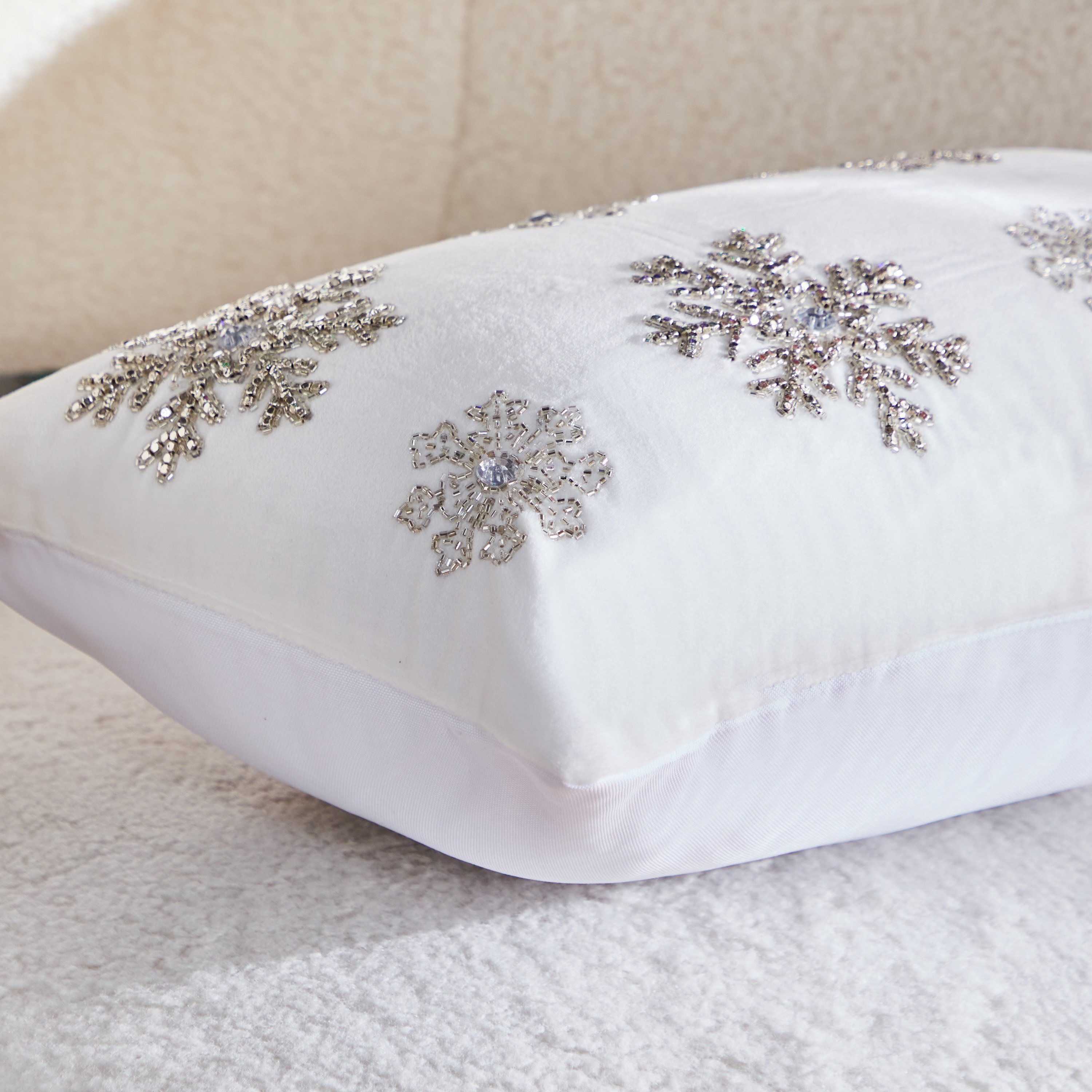 وسادة محشوة بندف الثلج من فستيف كريسماس - 30x50 سم-hbxlivingroom-furnishings-cushionsandcovers-filledcushions-image-3