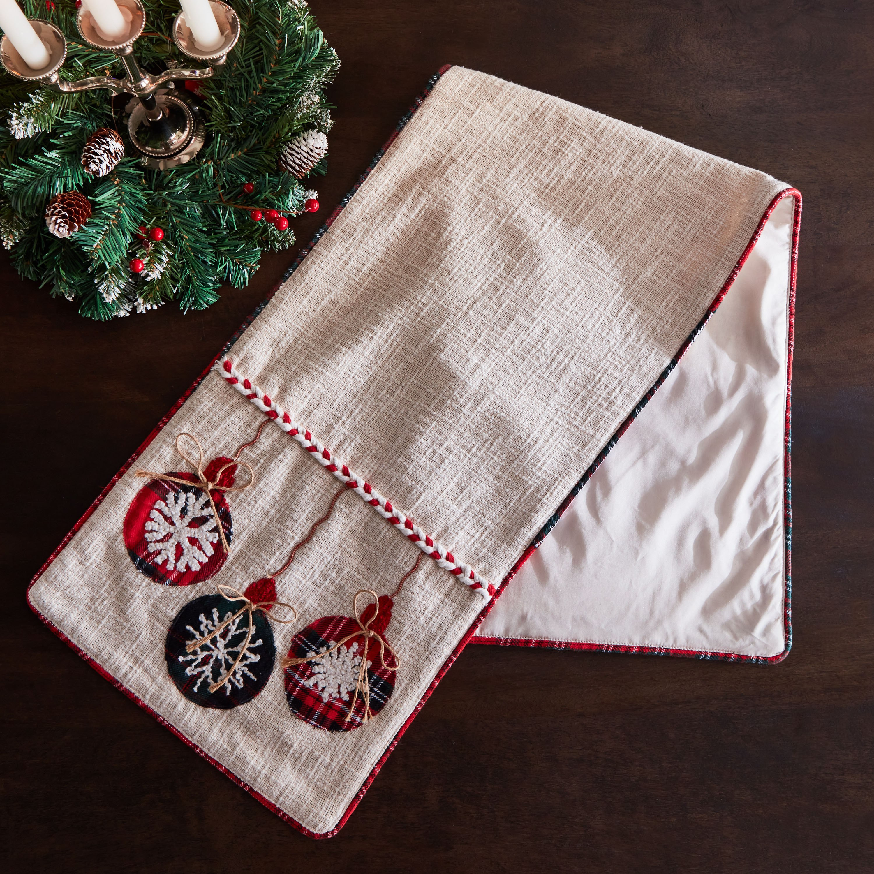 مفرش طاولة بتزيينات من فيستيف إكس ماس - 33x120 سم-hbxdecorandfurnishings-homefurnishings-tablelinens-image-2