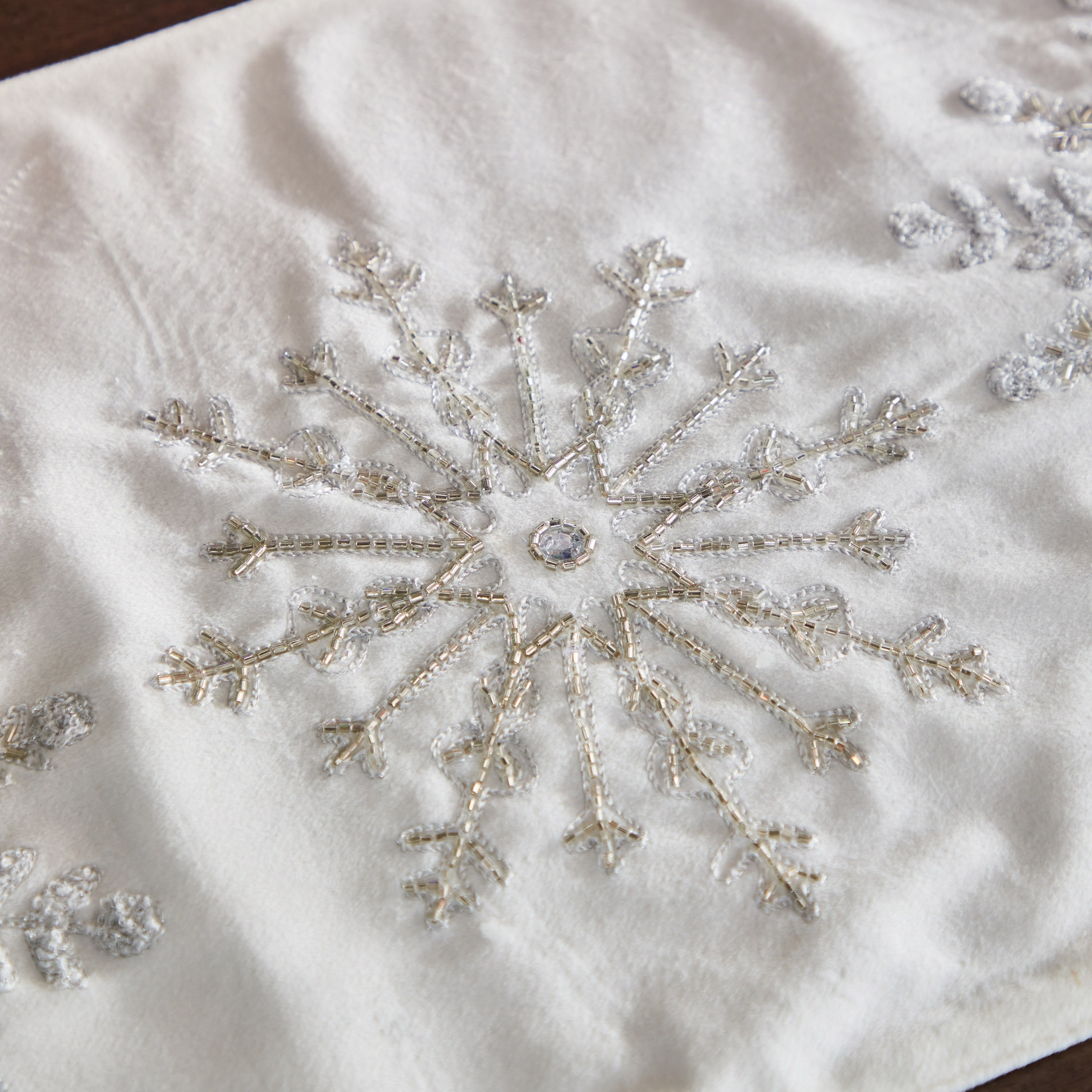 مفرش طاولة سنوفليك من إكس ماس سنوفليك - 33x120 سم-hbxdecorandfurnishings-homefurnishings-tablelinens-image-3