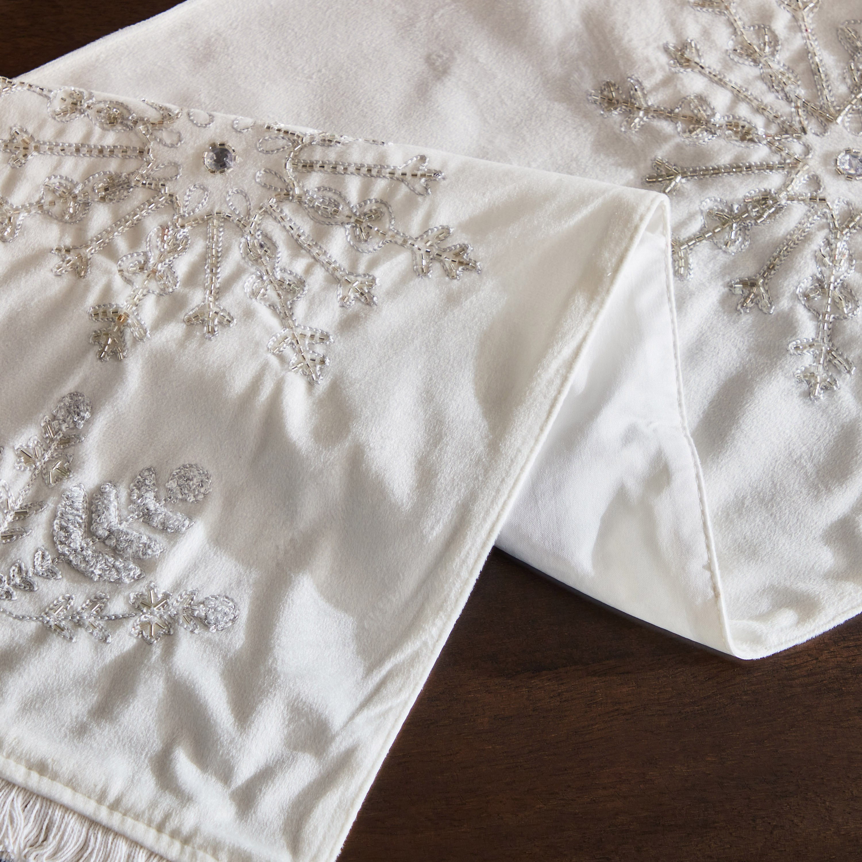 مفرش طاولة سنوفليك من إكس ماس سنوفليك - 33x120 سم-hbxdecorandfurnishings-homefurnishings-tablelinens-image-5