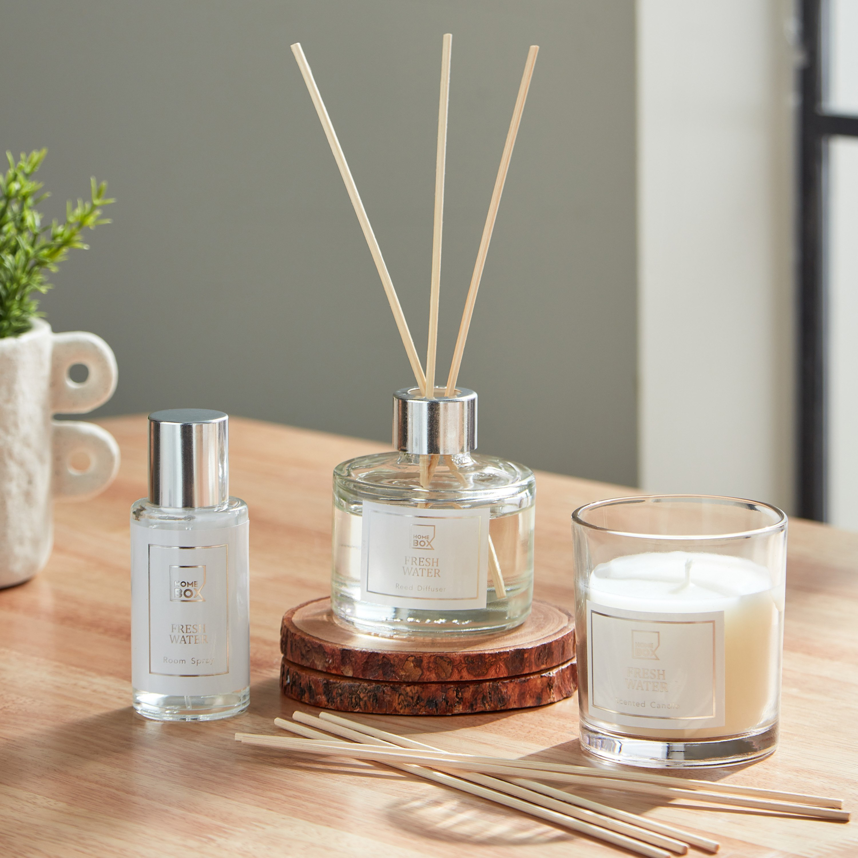 طقم هدايا معطر للمنزل فريش ووتر من أبيض-hbxdecorandfurnishings-homefragrance-roomfreshnersandaromamist-image-1