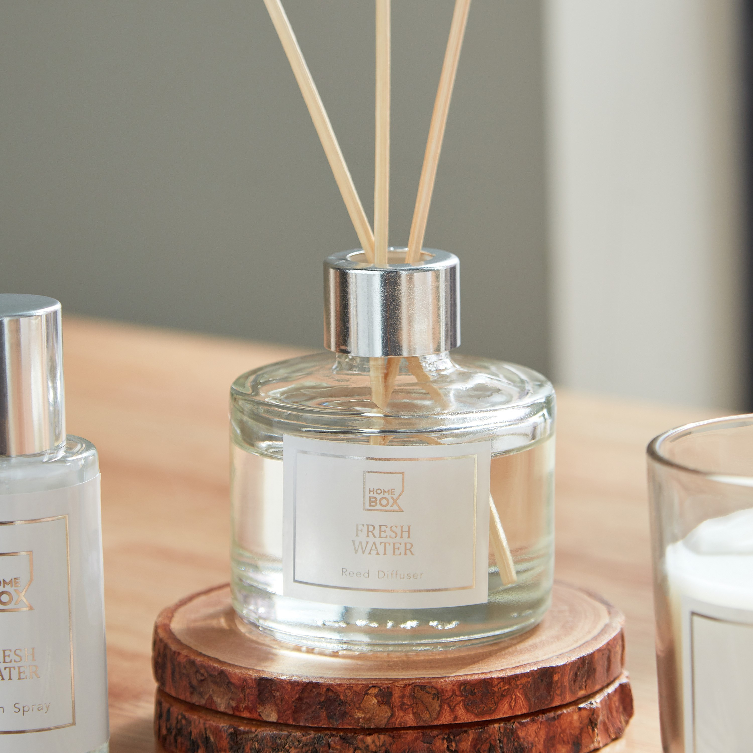 طقم هدايا معطر للمنزل فريش ووتر من أبيض-hbxdecorandfurnishings-homefragrance-roomfreshnersandaromamist-image-3