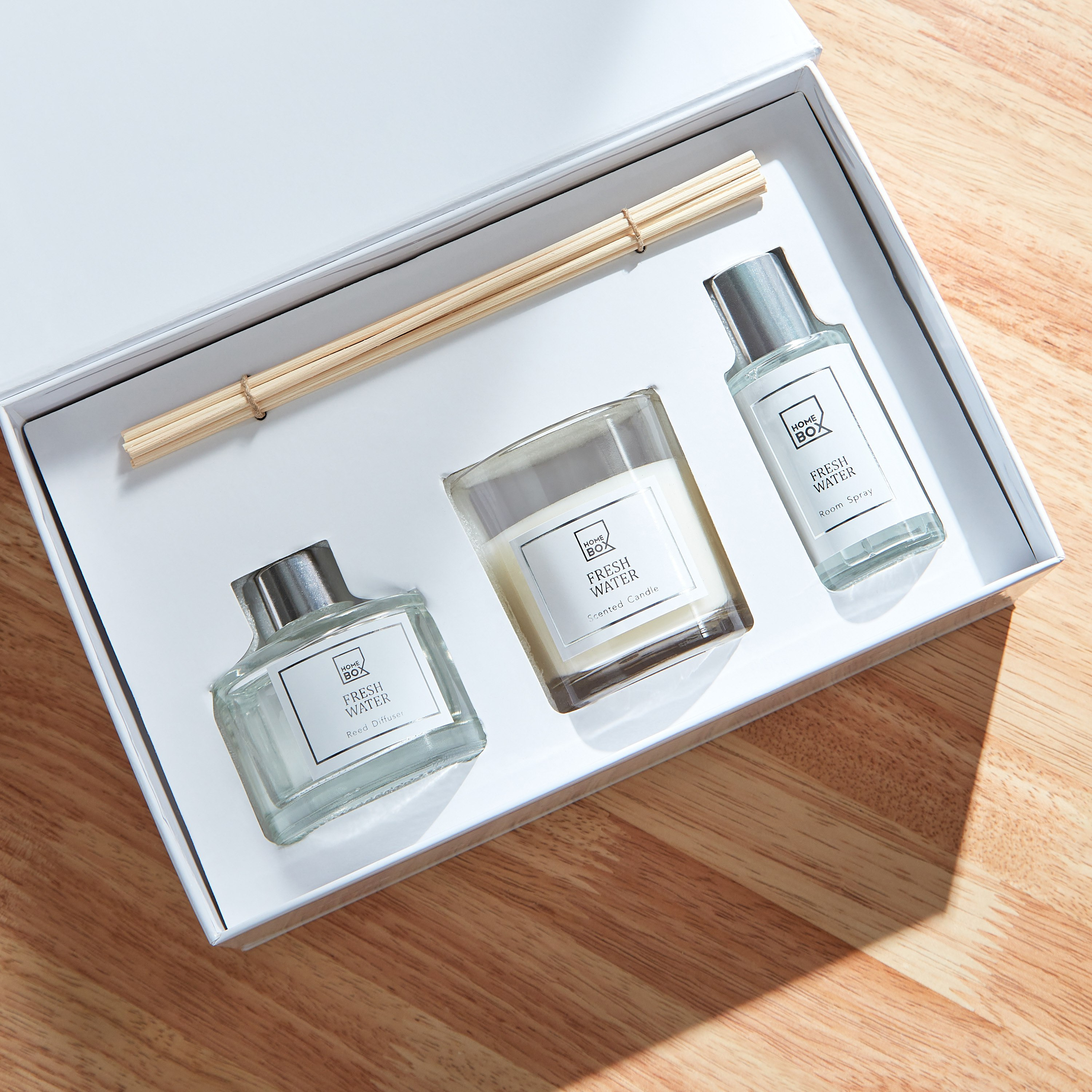 طقم هدايا معطر للمنزل فريش ووتر من أبيض-hbxdecorandfurnishings-homefragrance-roomfreshnersandaromamist-image-4