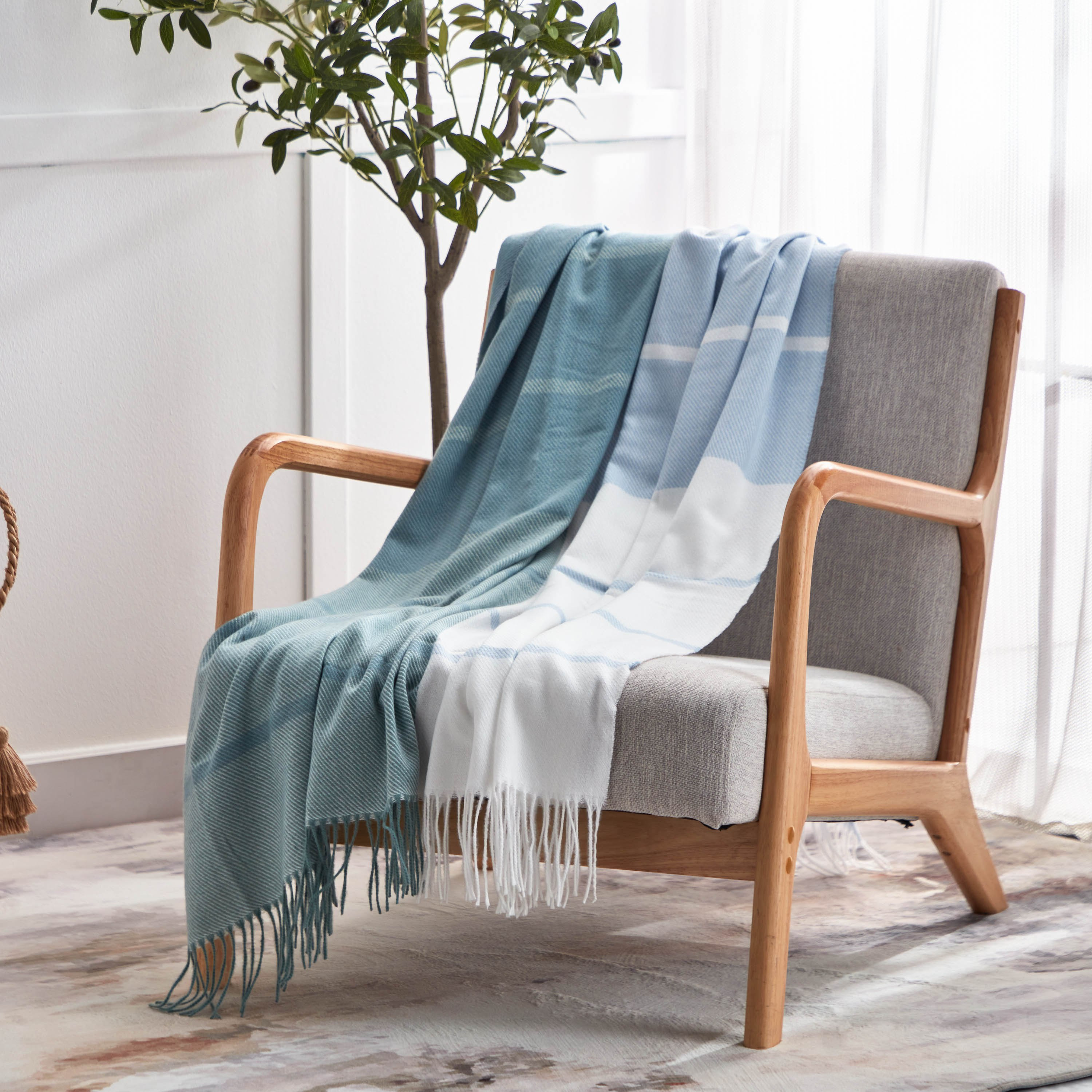 بطانية خفيفة منسوجة مخططة بشراشيب من بريستول آكا - 130x170+10 سم-hbxhomeware-hbxbedroom-image-1