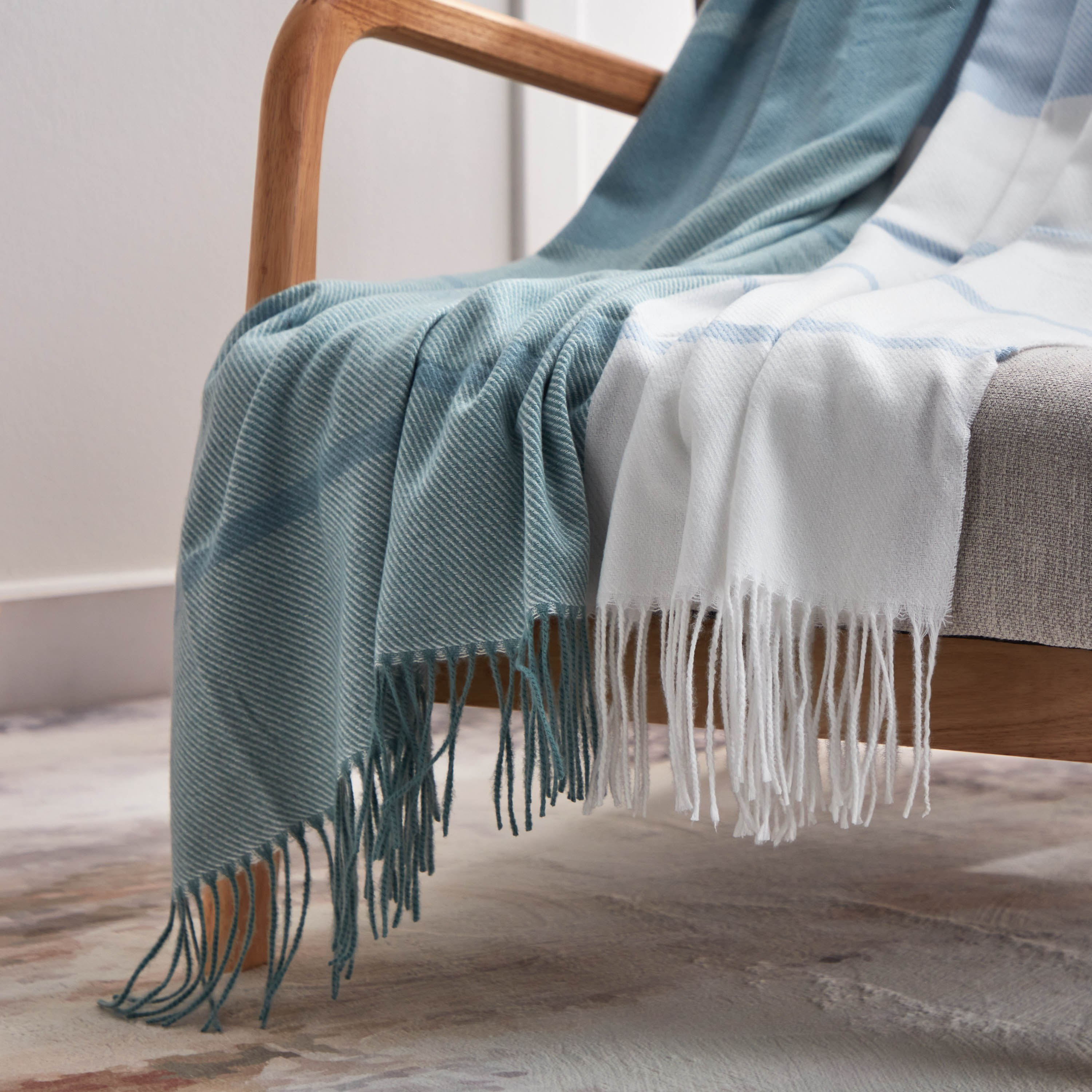 بطانية خفيفة منسوجة مخططة بشراشيب من بريستول آكا - 130x170+10 سم-hbxhomeware-hbxbedroom-image-2