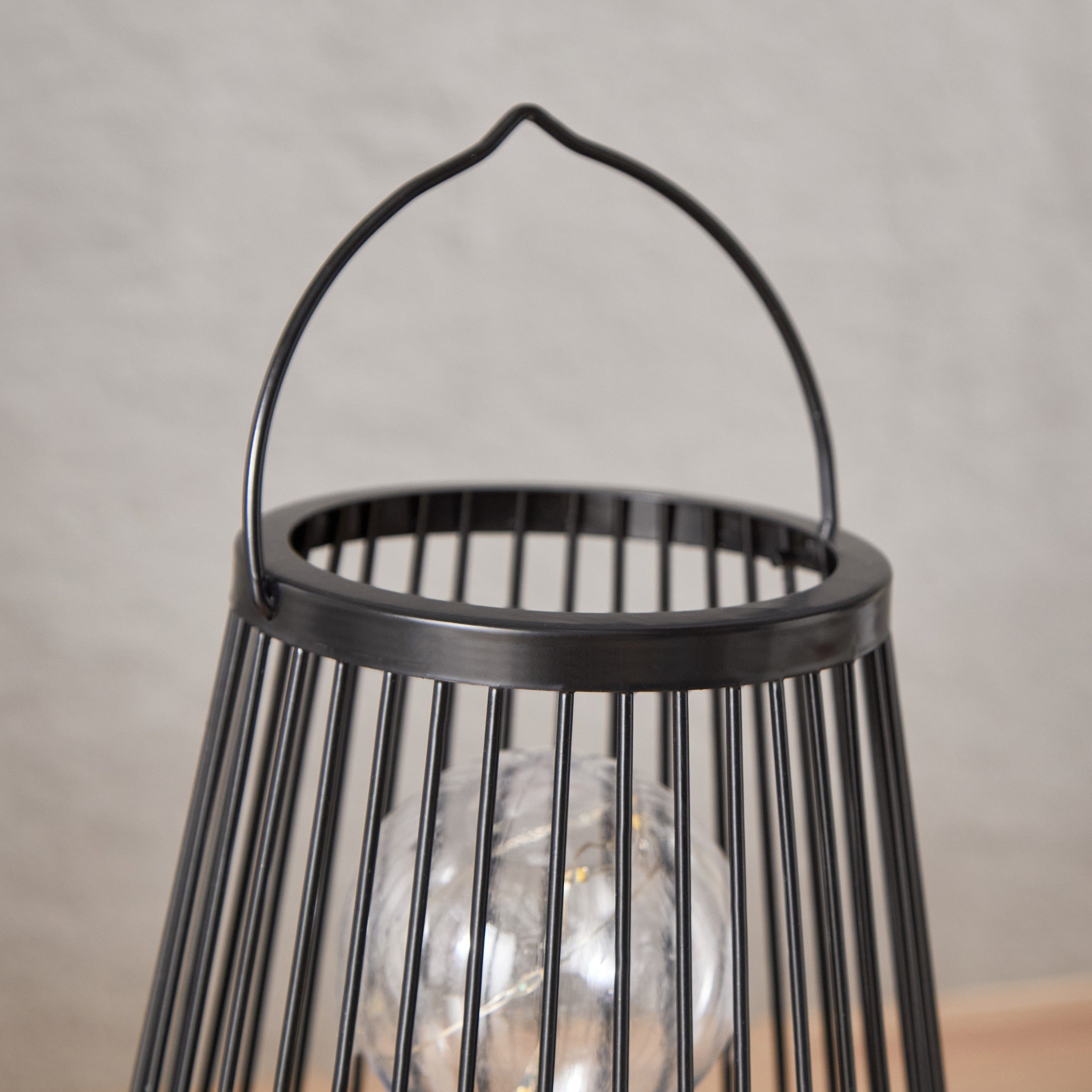 Sera Metal LED Lantern-PROMO_HB_AE_B2G2_011025-image-3