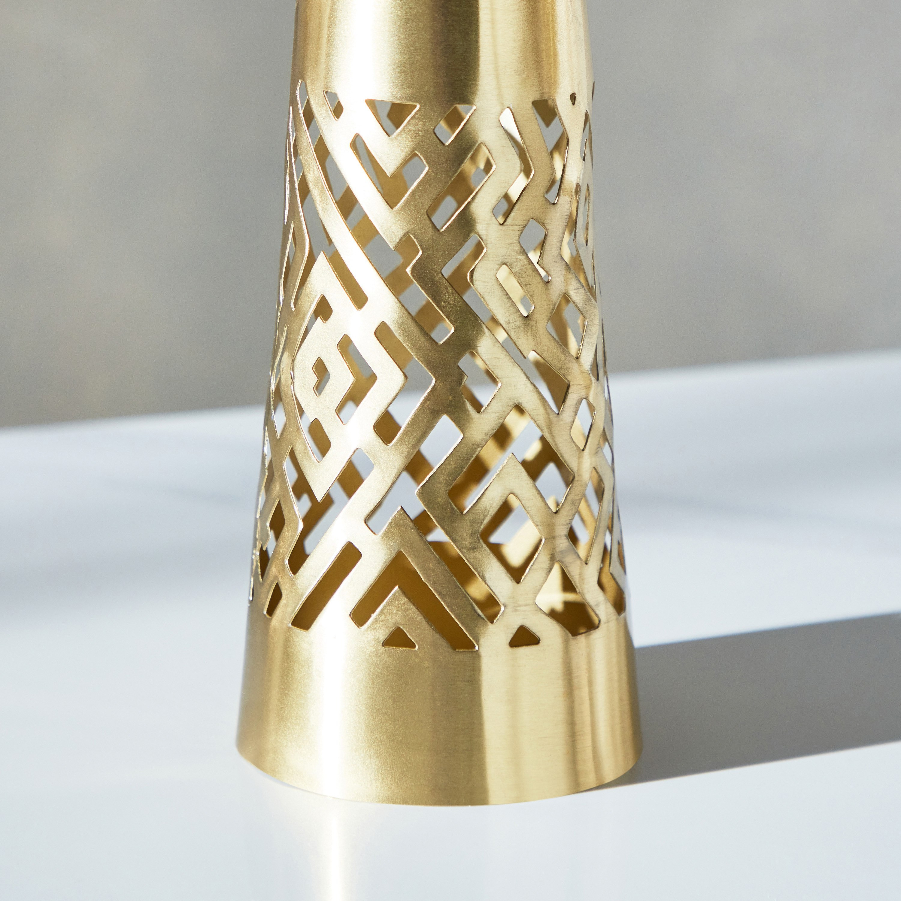 حامل شموع من زجاج بلش ومعدن بتصميم مفرغ من هيرين - 12x12x35 سم-PROMO_HB_AE_B2G2_011025-image-4