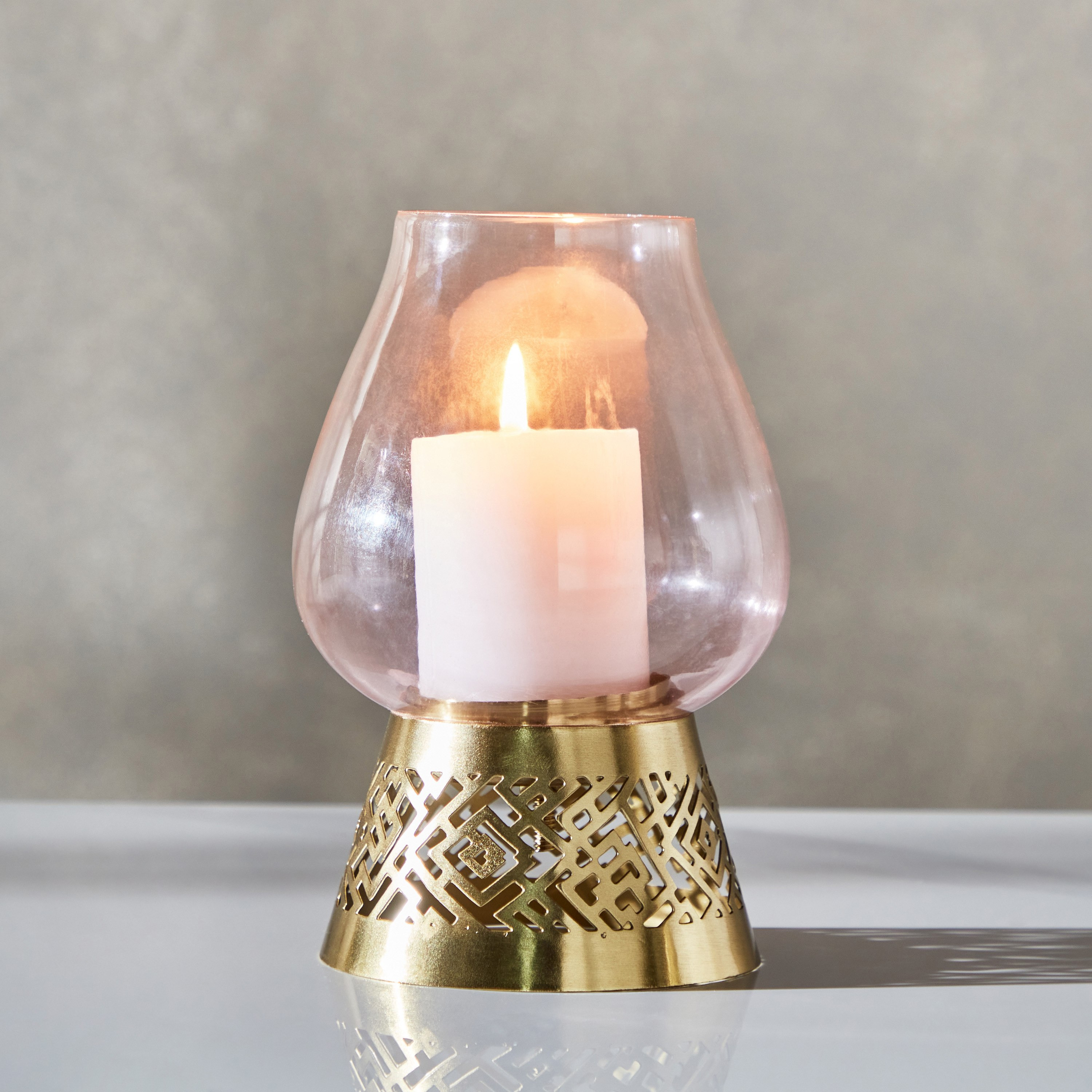 حامل شموع من زجاج فوتيف ومعدن بتصميم مفرغ من هيرين- 12x12x18.5 سم-hbxlivingroom-decorandaccessories-candleholders-image-1