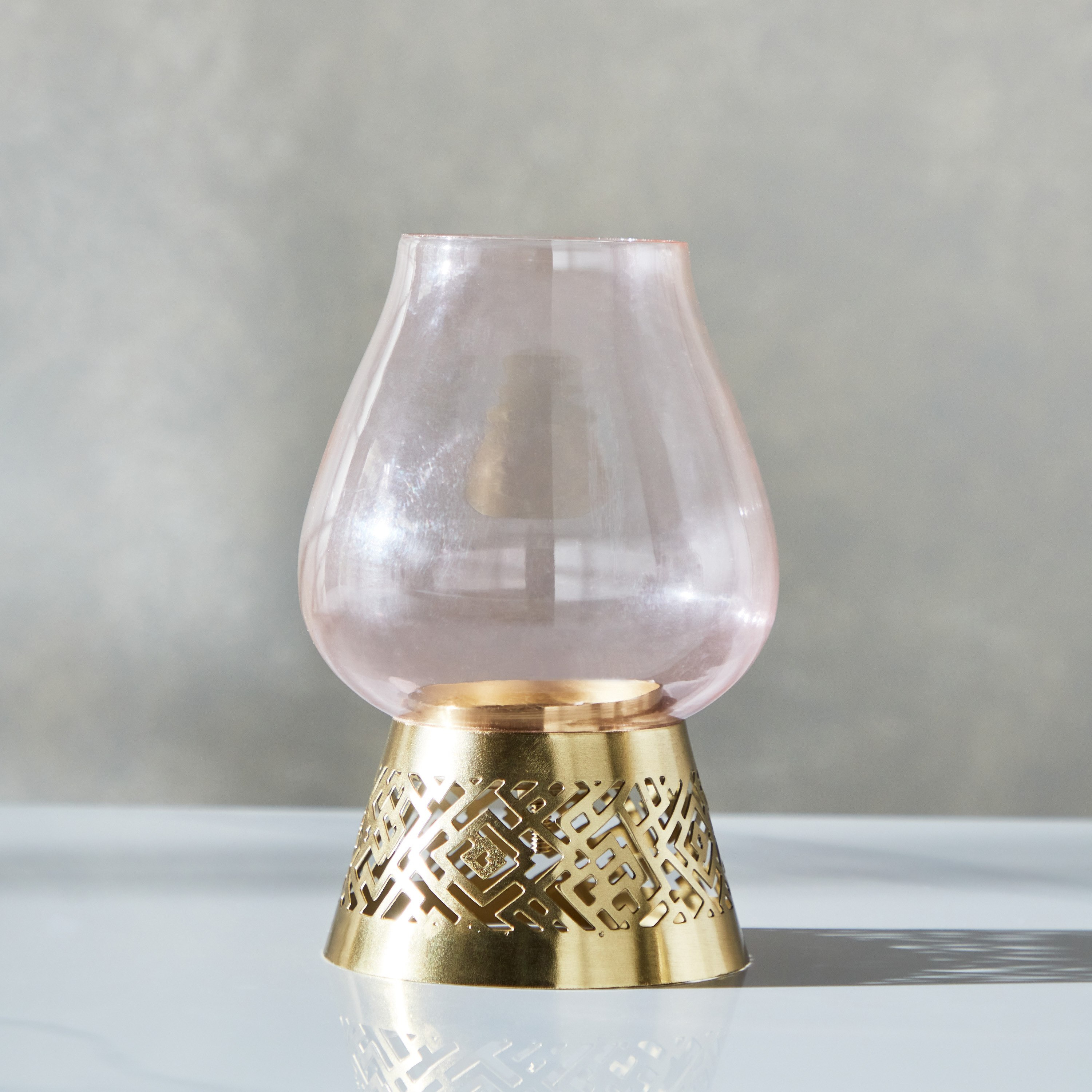 حامل شموع من زجاج فوتيف ومعدن بتصميم مفرغ من هيرين- 12x12x18.5 سم-hbxlivingroom-decorandaccessories-candleholders-image-2
