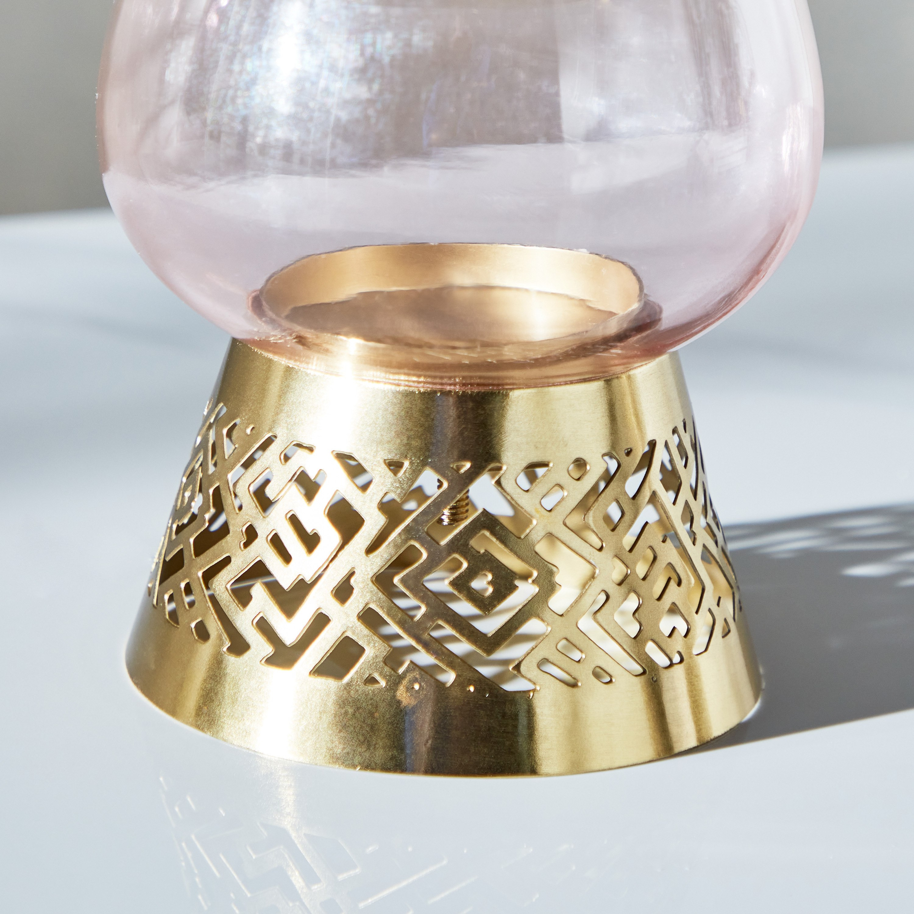 حامل شموع من زجاج فوتيف ومعدن بتصميم مفرغ من هيرين- 12x12x18.5 سم-hbxlivingroom-decorandaccessories-candleholders-image-4